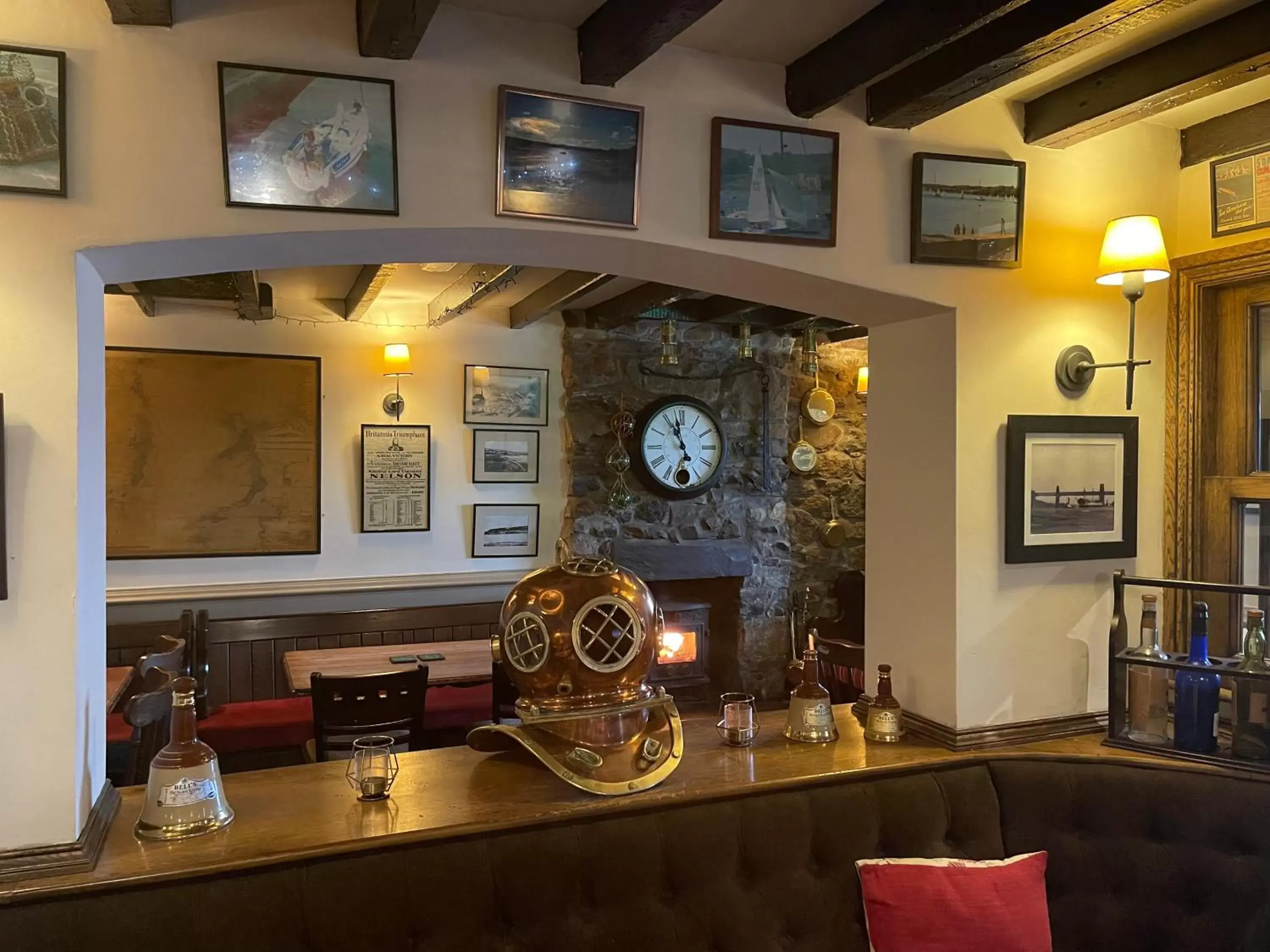 Lounge or bar, Kitchen/Kitchenette in Garddfon Inn