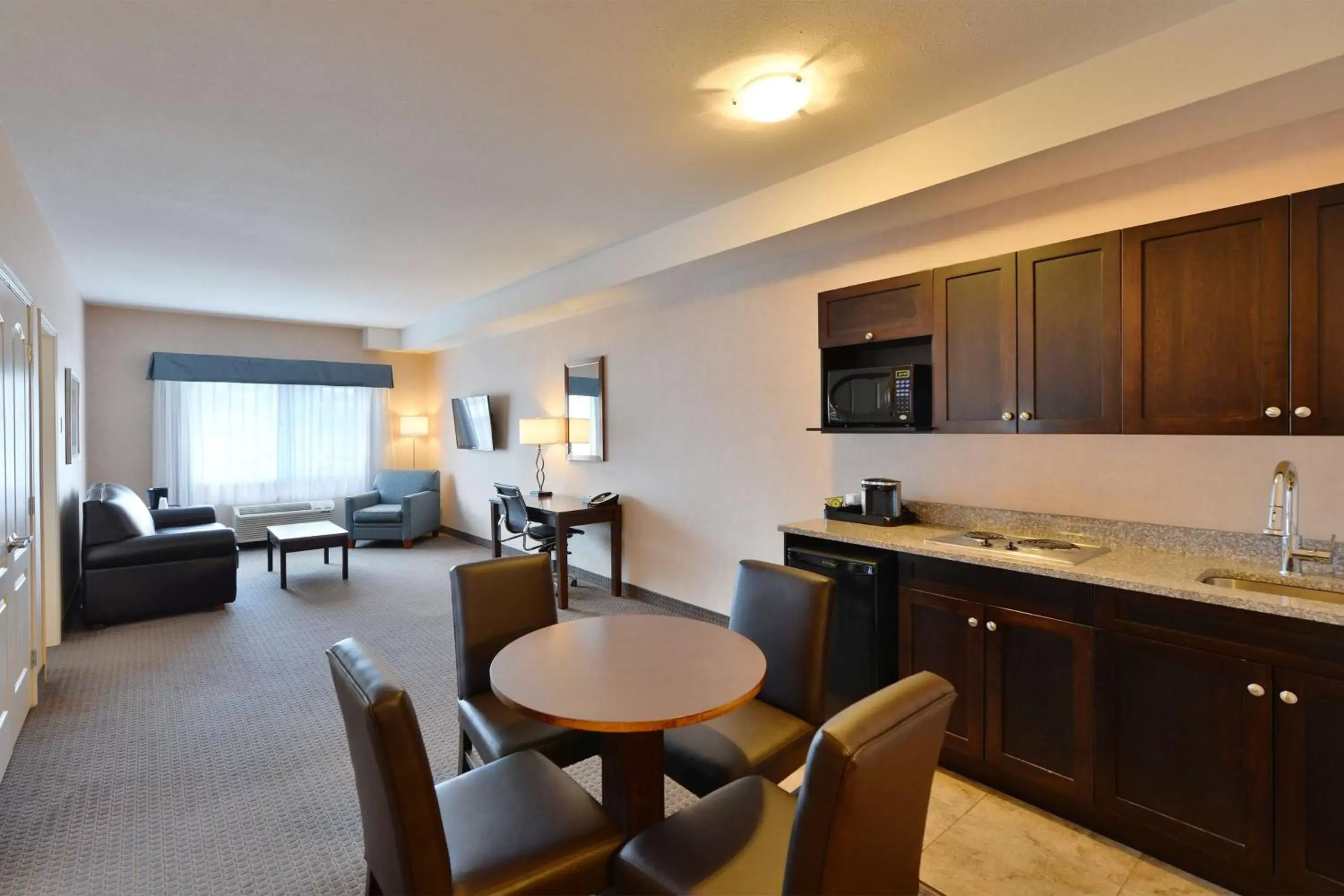 Photo of the whole room, Kitchen/Kitchenette in Best Western Cranbrook Hotel