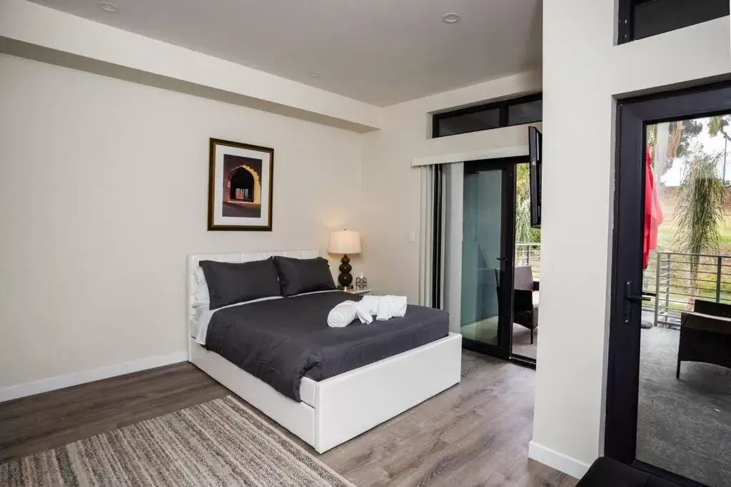Bed in Studio with Large Balcony- San Diego Gateway