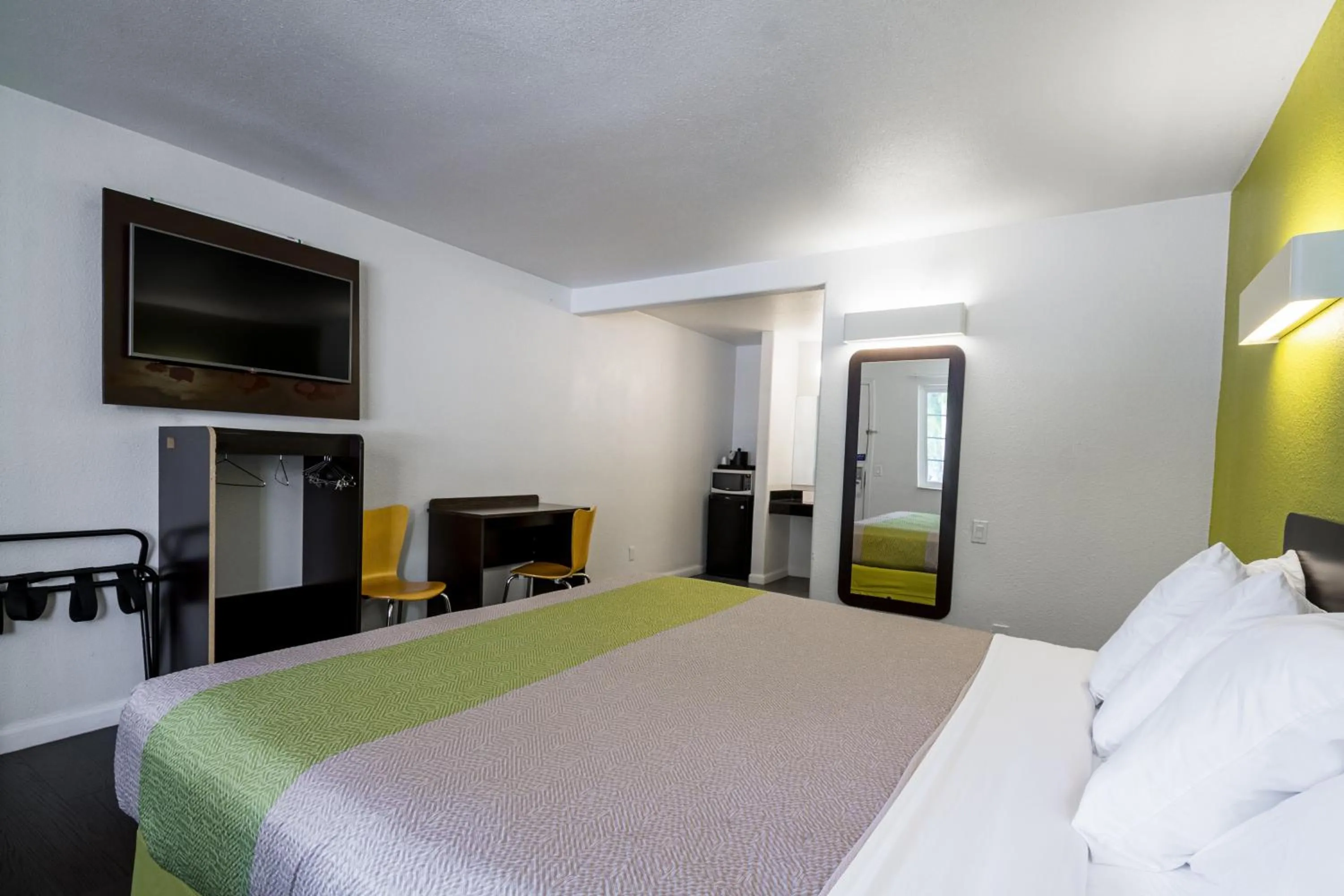 TV and multimedia, Bed in Fisherman's Cove Inn