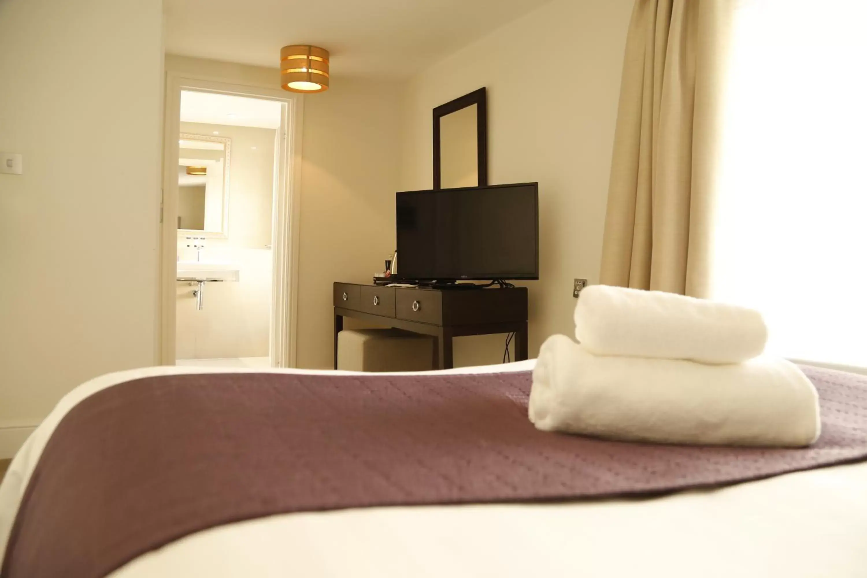 Bed, TV/Entertainment Center in New Bath Hotel & Spa