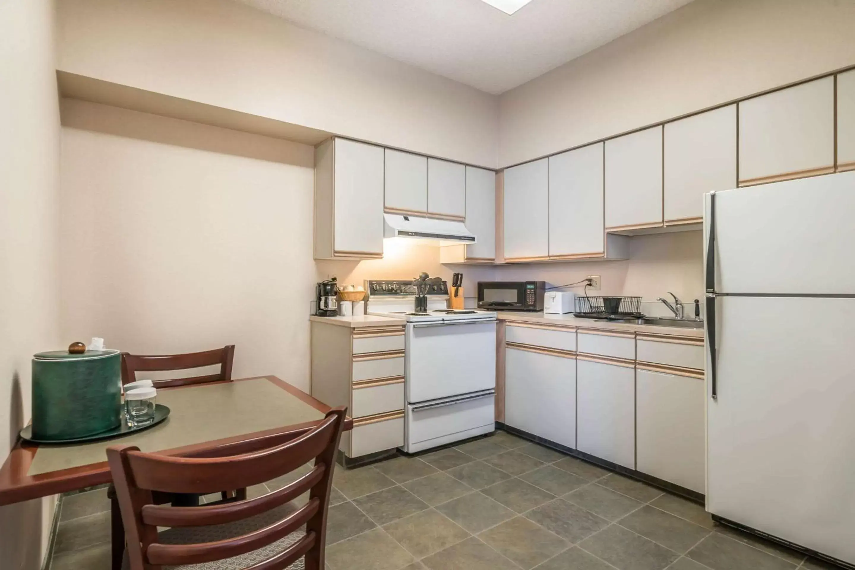 Photo of the whole room, Kitchen/Kitchenette in Comfort Inn & Suites Seattle North