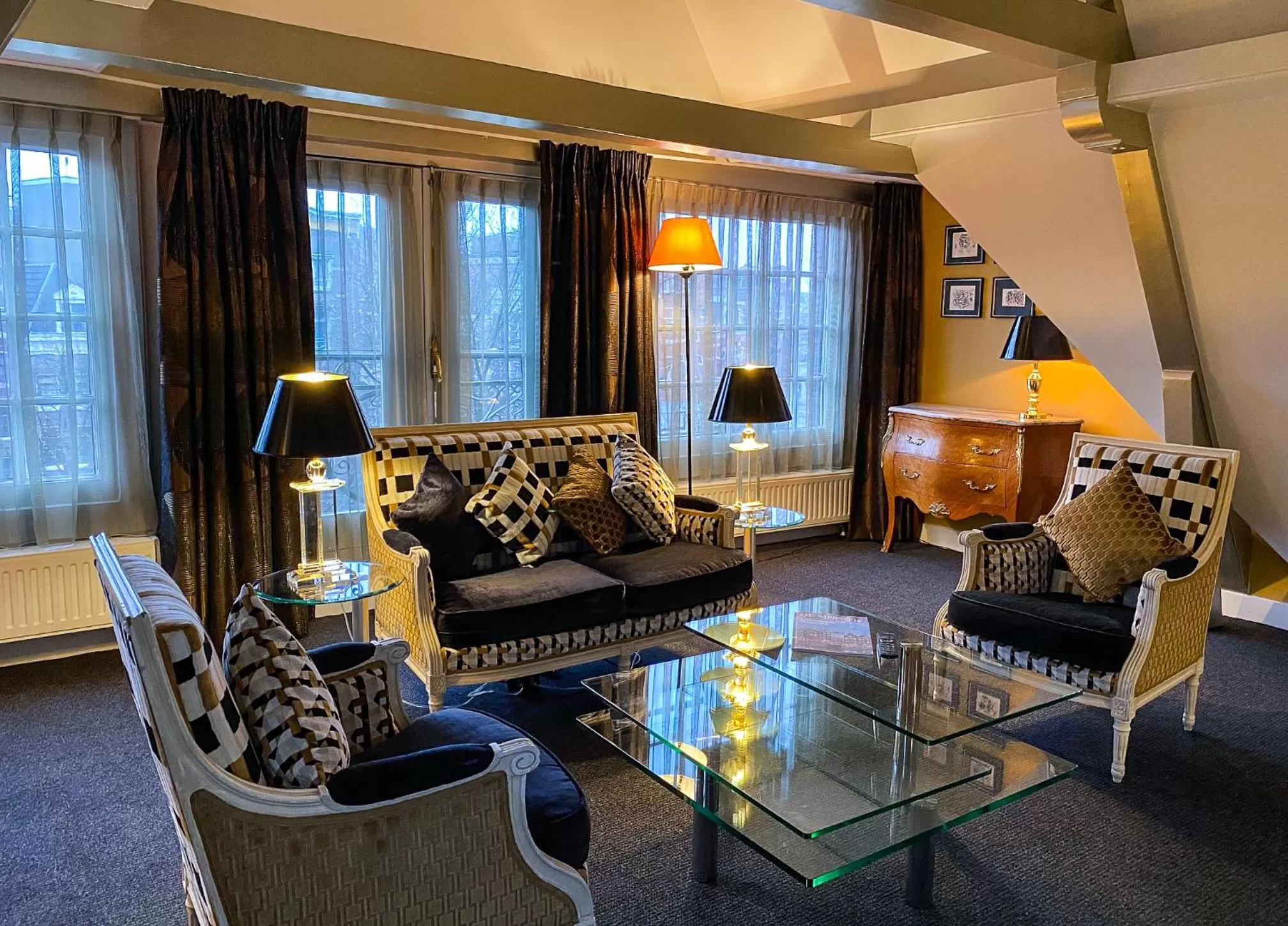 Living room in Ambassade Hotel