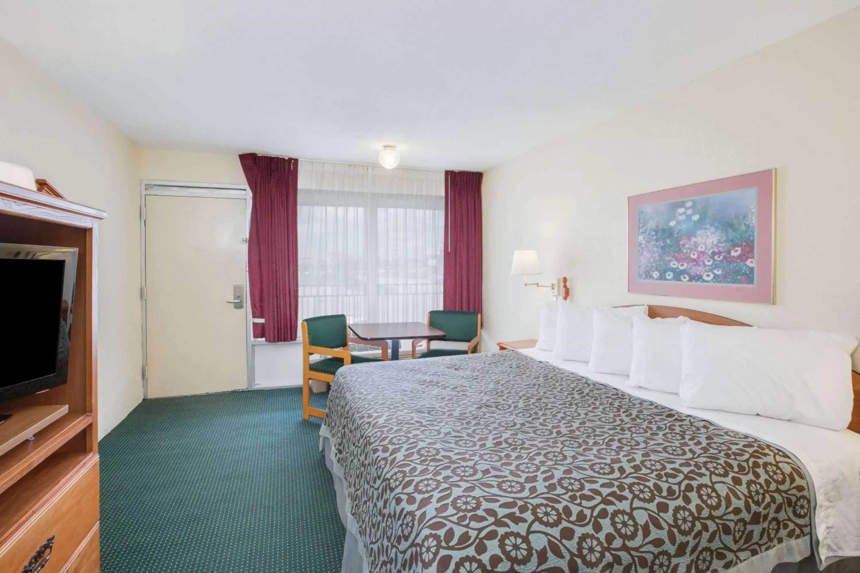 Photo of the whole room, Bed in Days Inn by Wyndham Newport