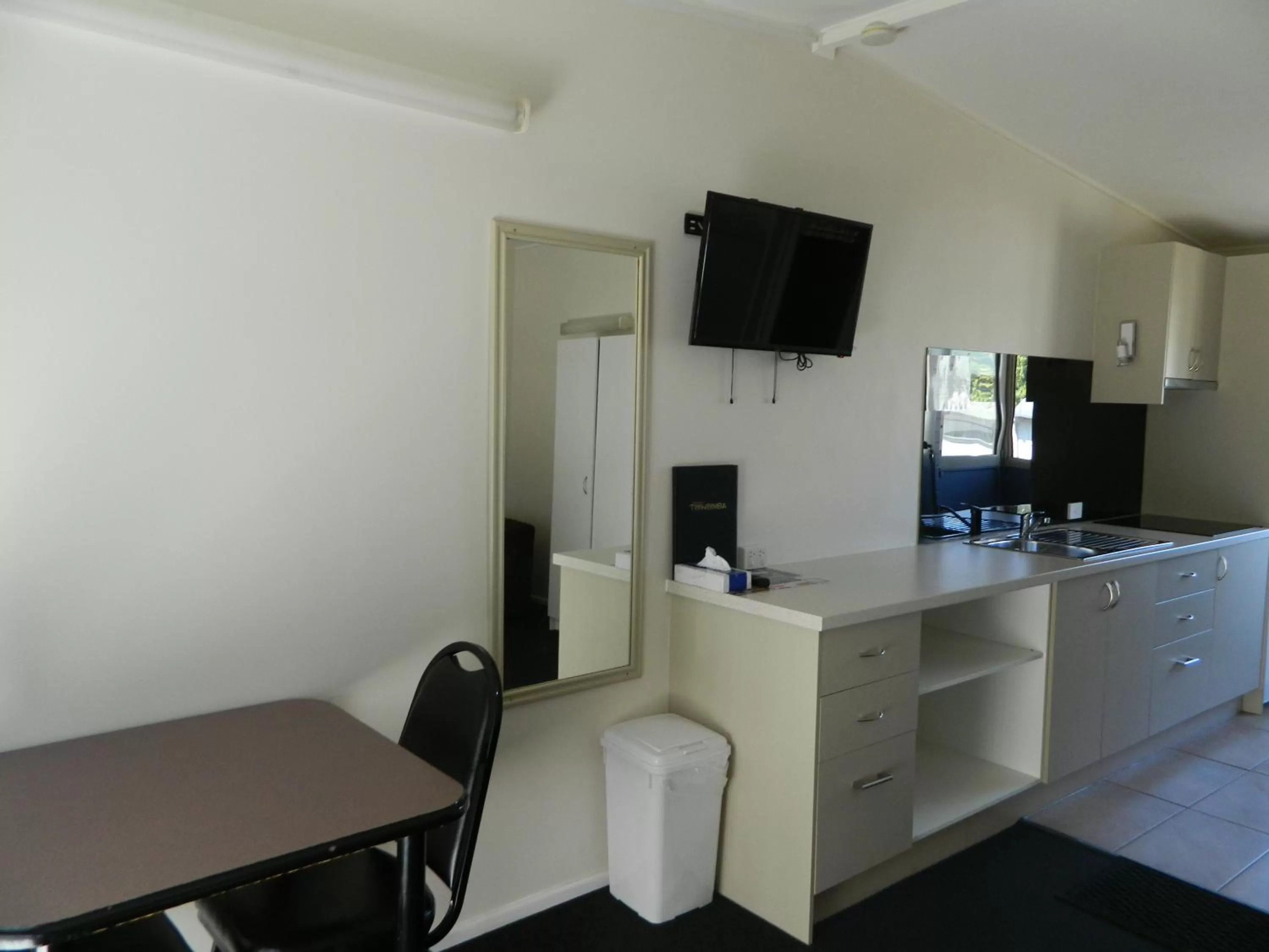 Kitchen or kitchenette in Coachman Motel