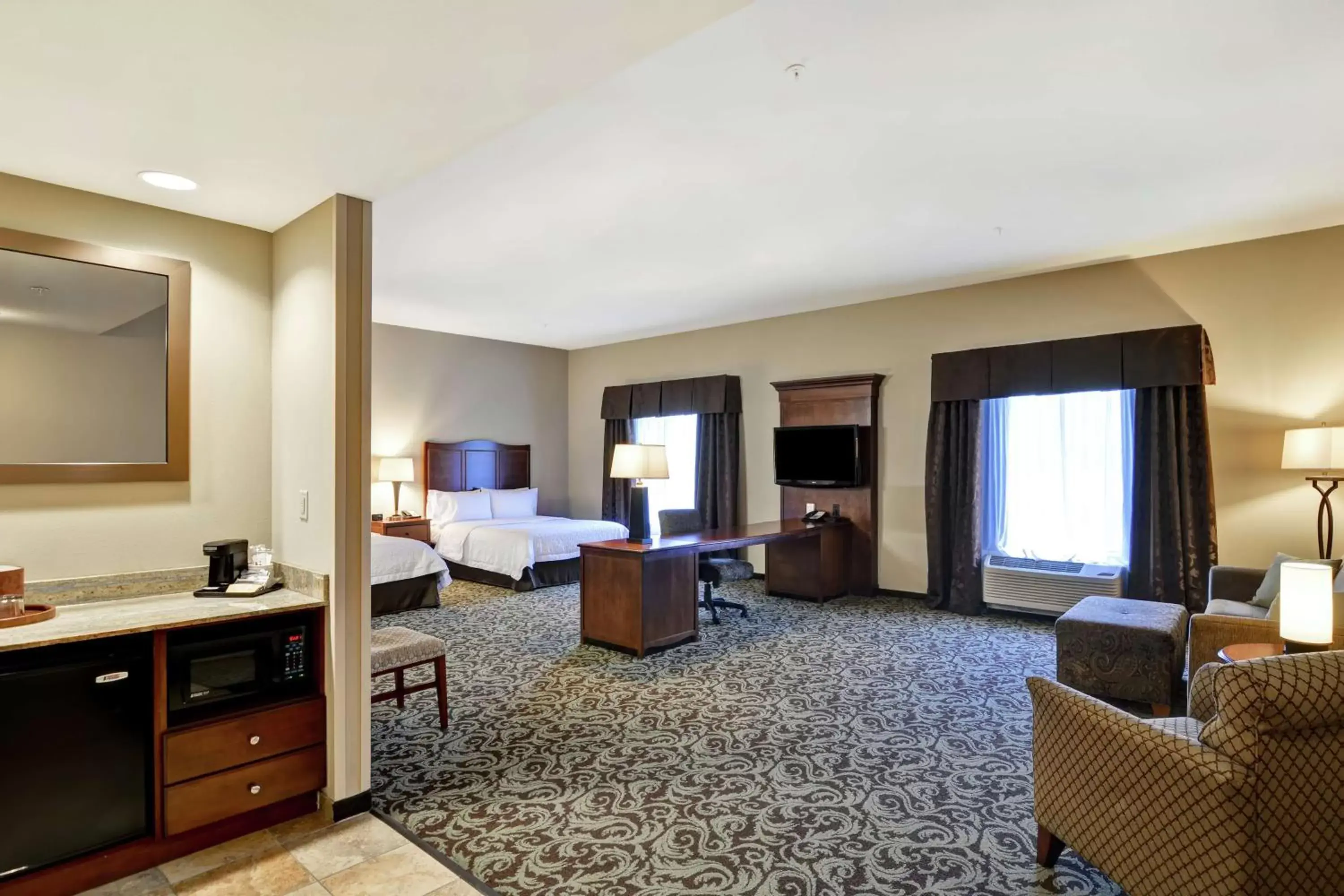 Bedroom, Seating Area in Hampton Inn and Suites New Hartford/Utica
