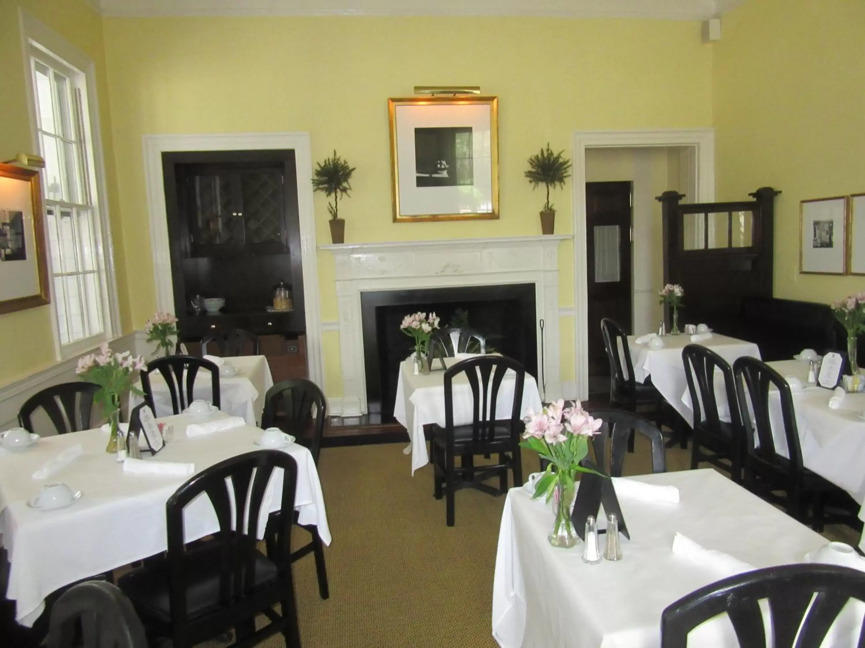 Restaurant/Places to Eat in Rhett House