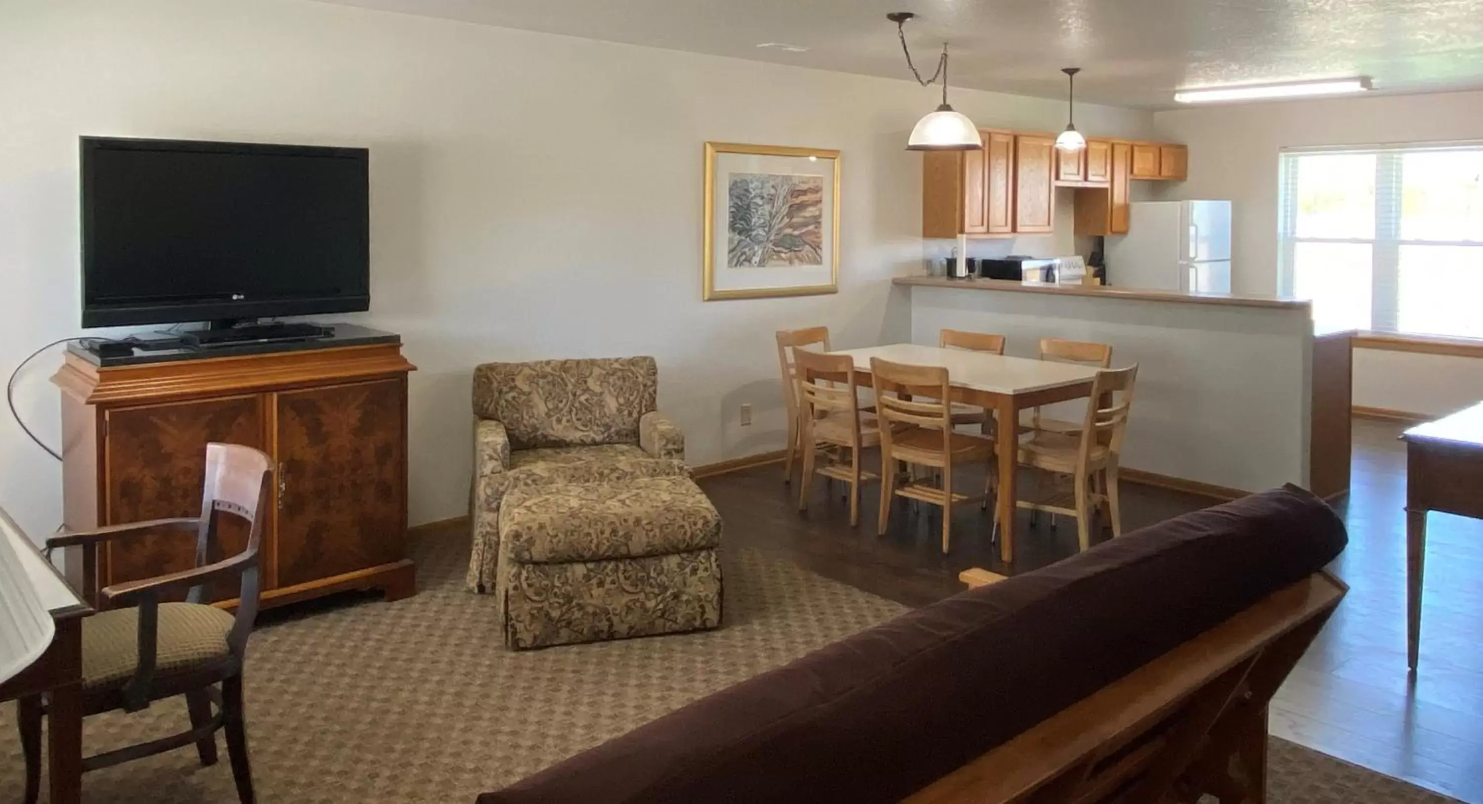 Kitchen or kitchenette, TV/Entertainment Center in Nauvoo Vacation Condos and Villas