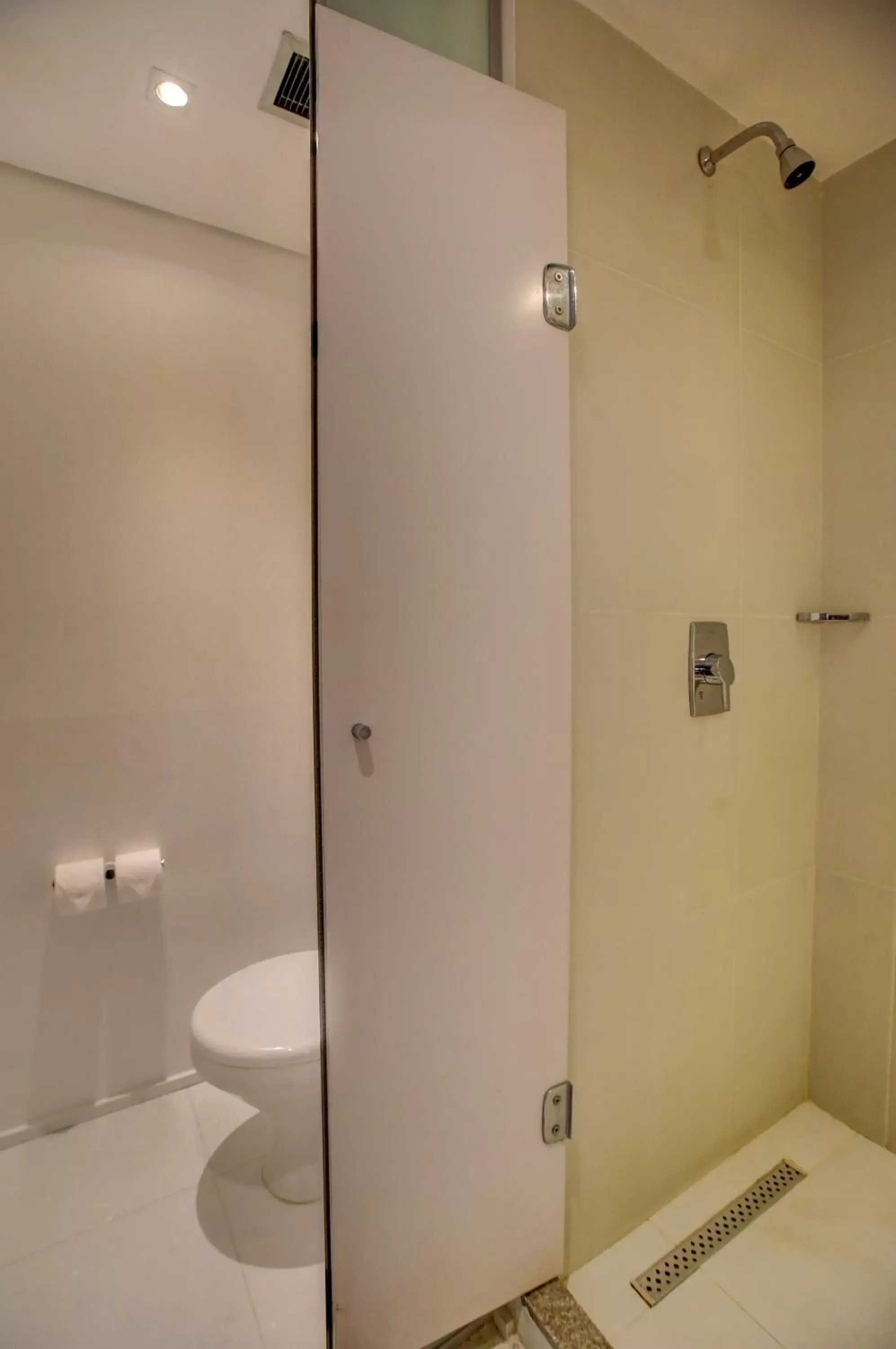 Bathroom in ibis Styles Goiania Marista