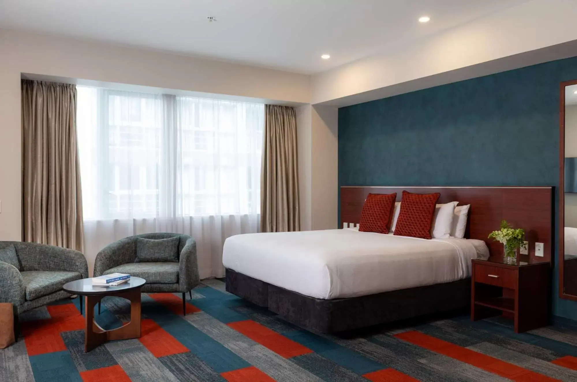 Photo of the whole room, Bed in Rydges Auckland