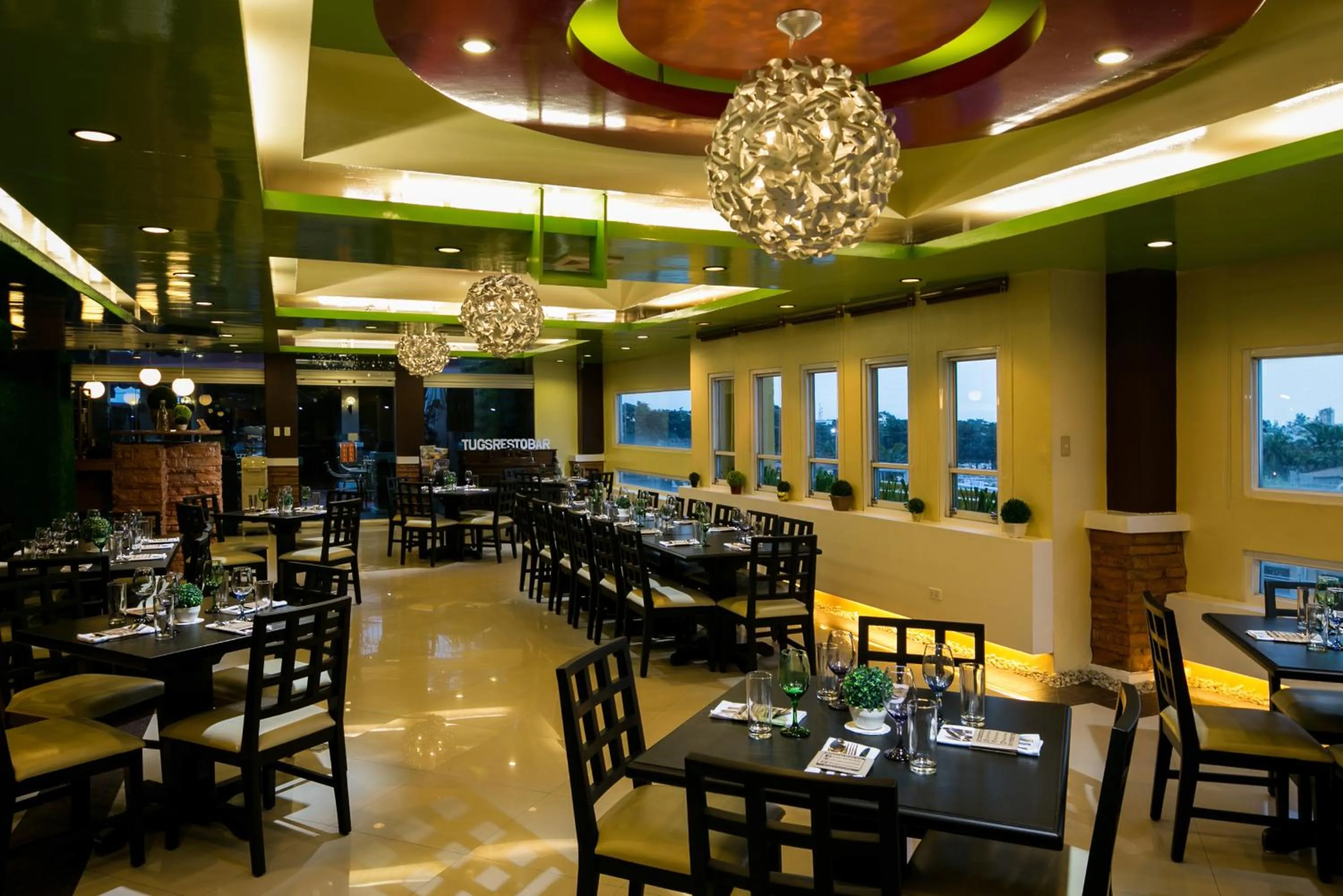 Restaurant/places to eat in 950 Condotel