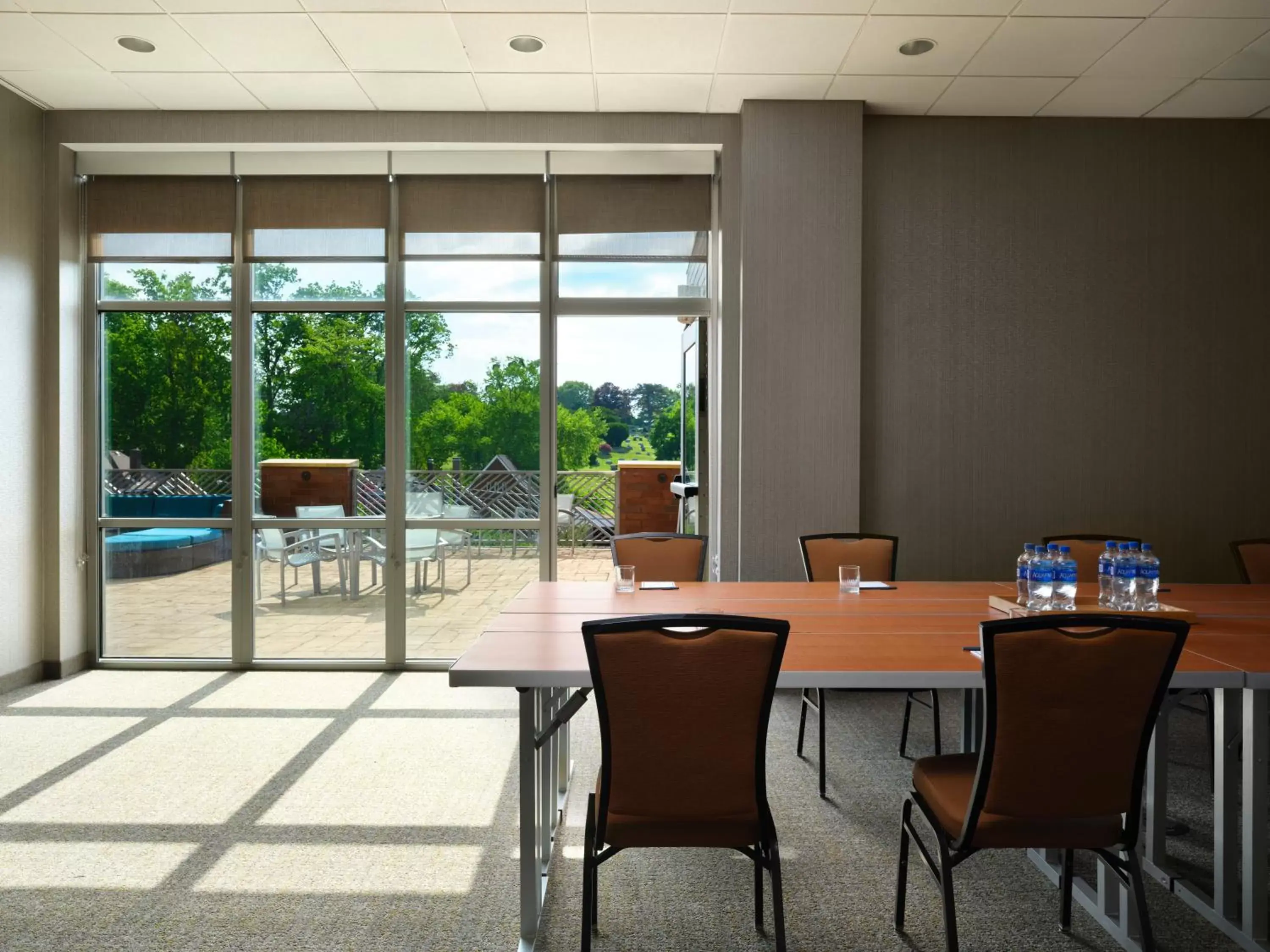 Restaurant/places to eat in SpringHill Suites by Marriott Pittsburgh Mt. Lebanon