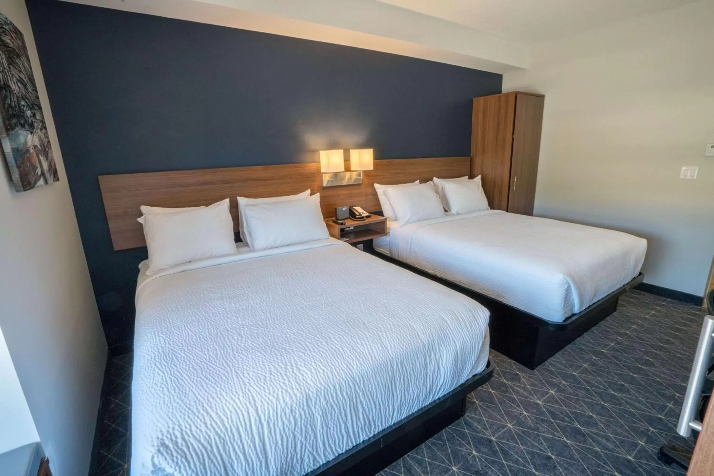 Photo of the whole room, Bed in Microtel Inn & Suites by Wyndham Kelowna