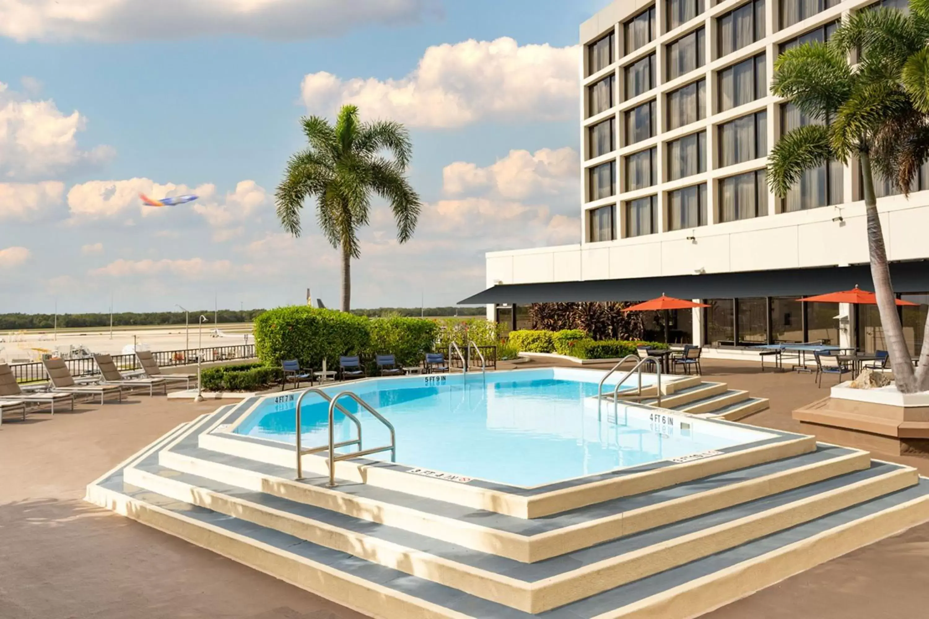 Swimming Pool in Tampa Airport Marriott