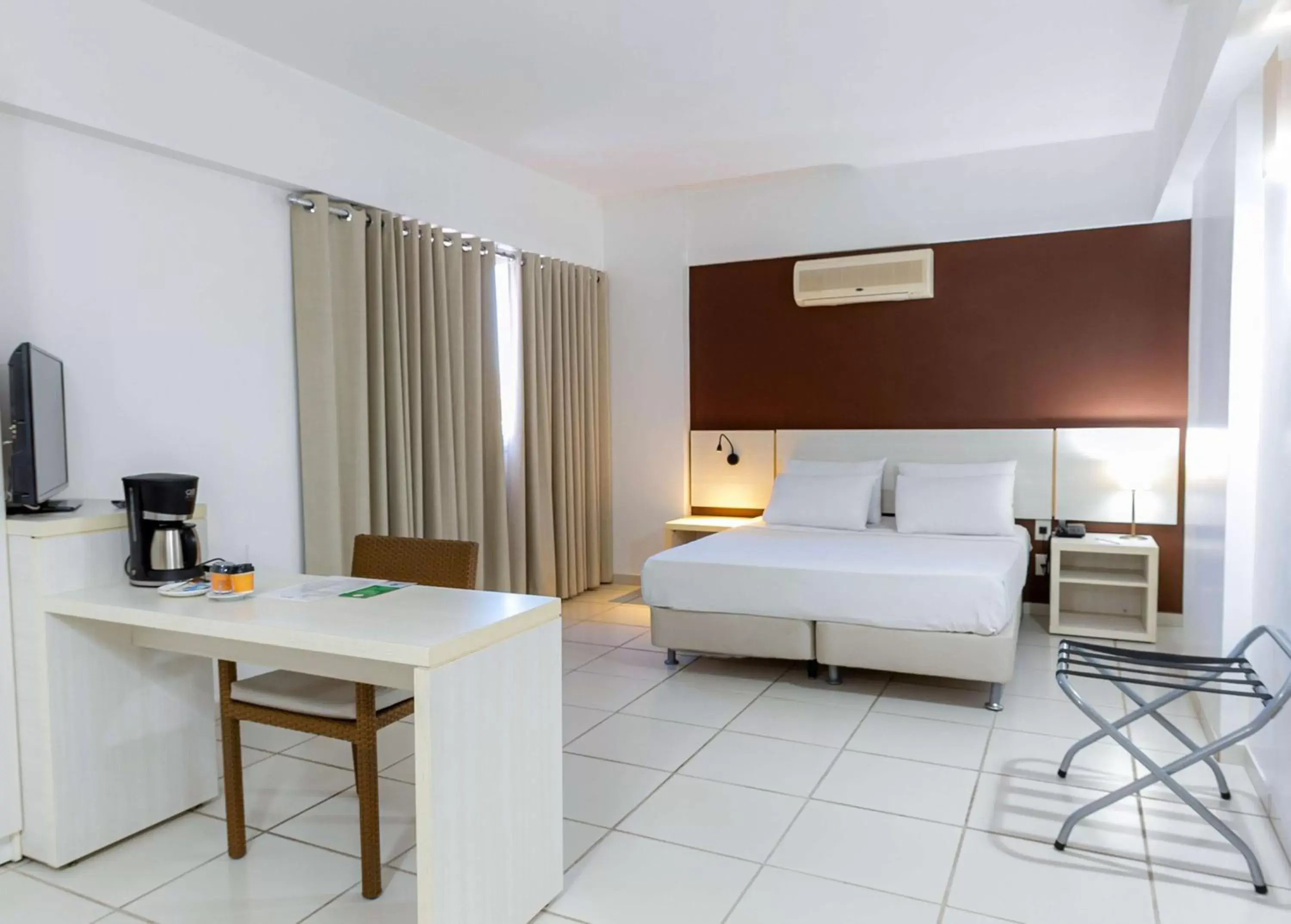 Photo of the whole room, Bed in Best Western Suites Le Jardin Caldas Novas