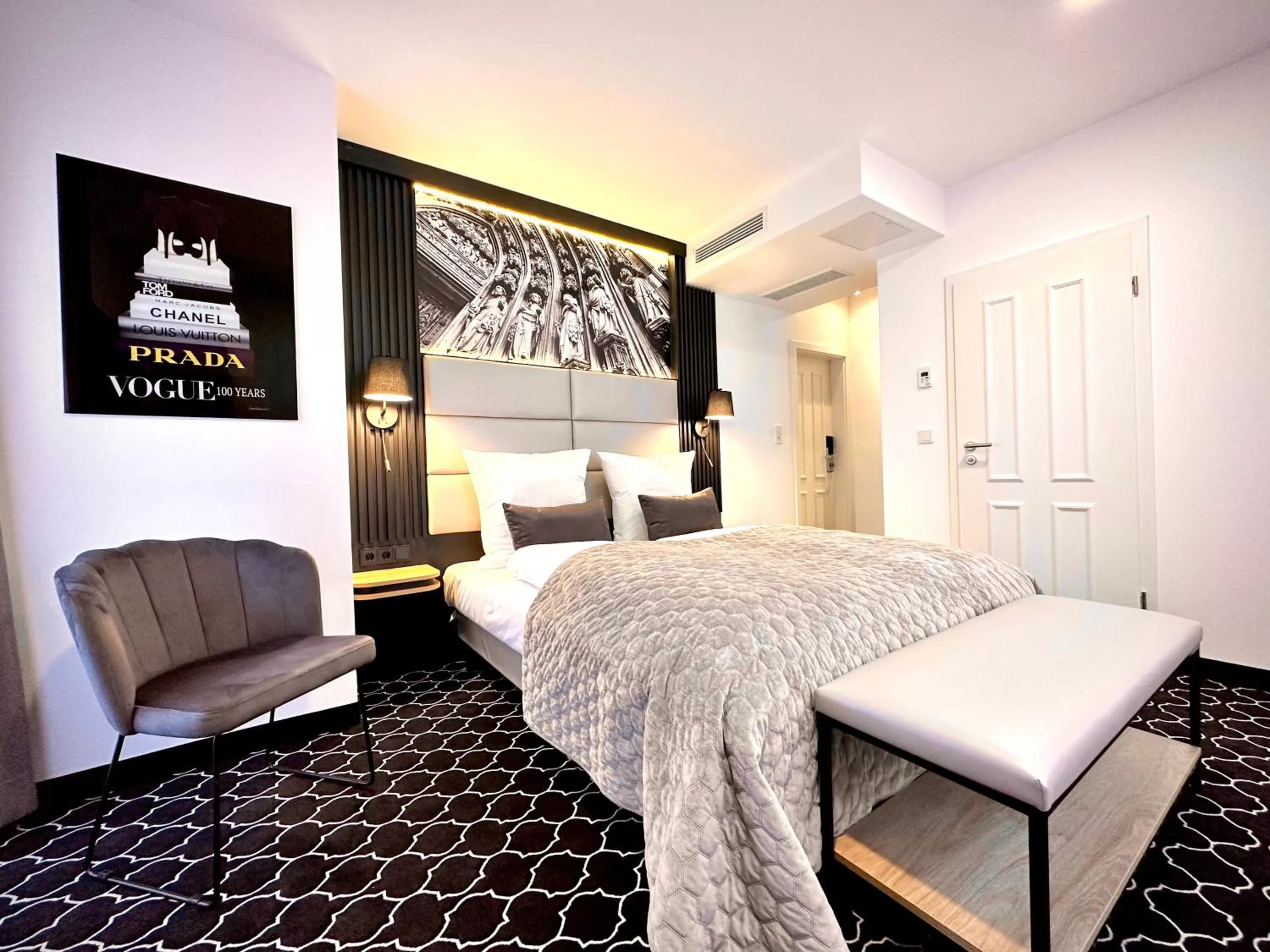 Photo of the whole room, Bed in Rhein Hotel St. Martin