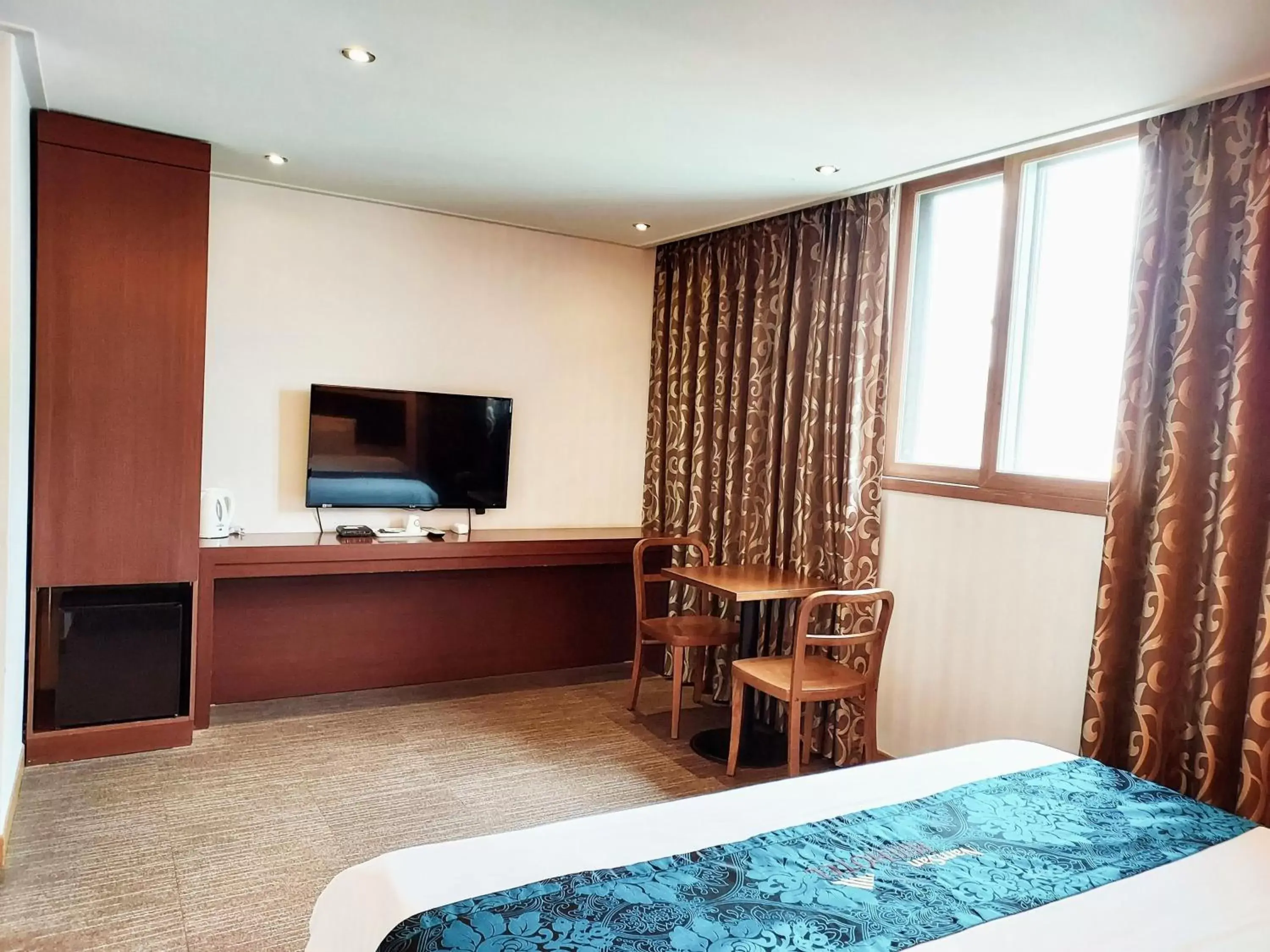 Photo of the whole room, TV/Entertainment Center in Namsan Hill Hotel
