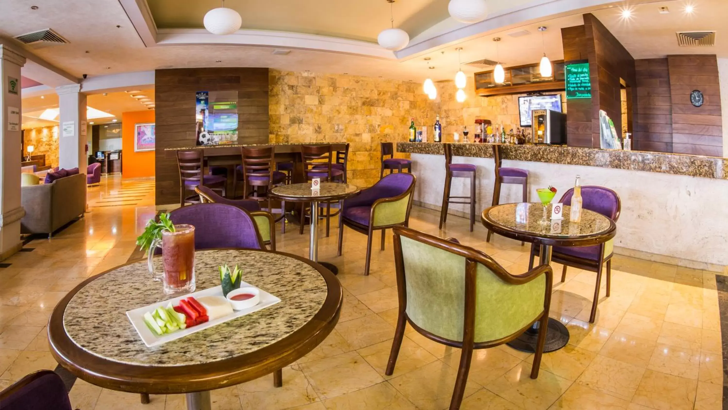 Lounge or bar, Restaurant/Places to Eat in Holiday Inn Orizaba, an IHG Hotel