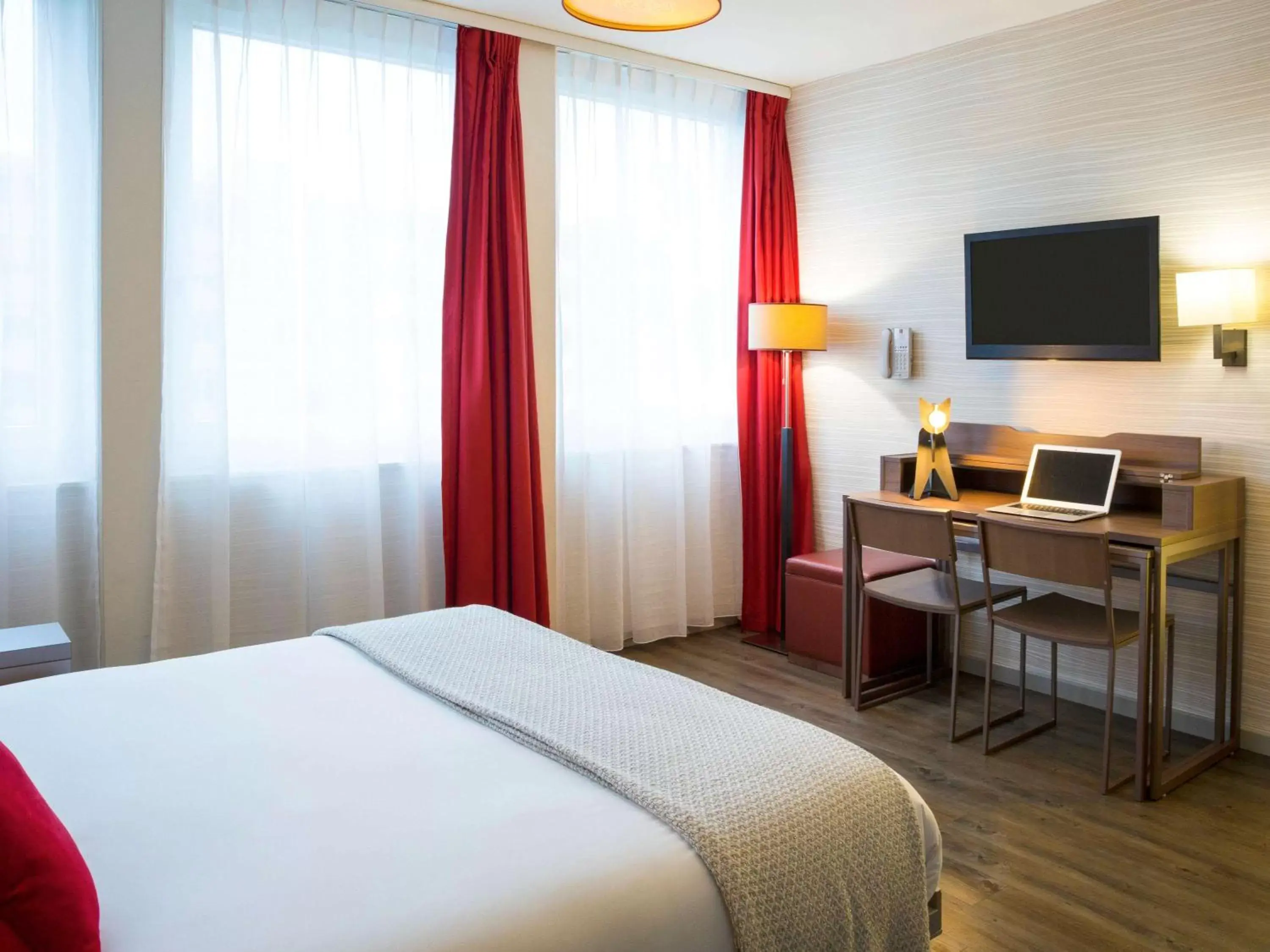 Photo of the whole room, Bed in Aparthotel Adagio Basel City