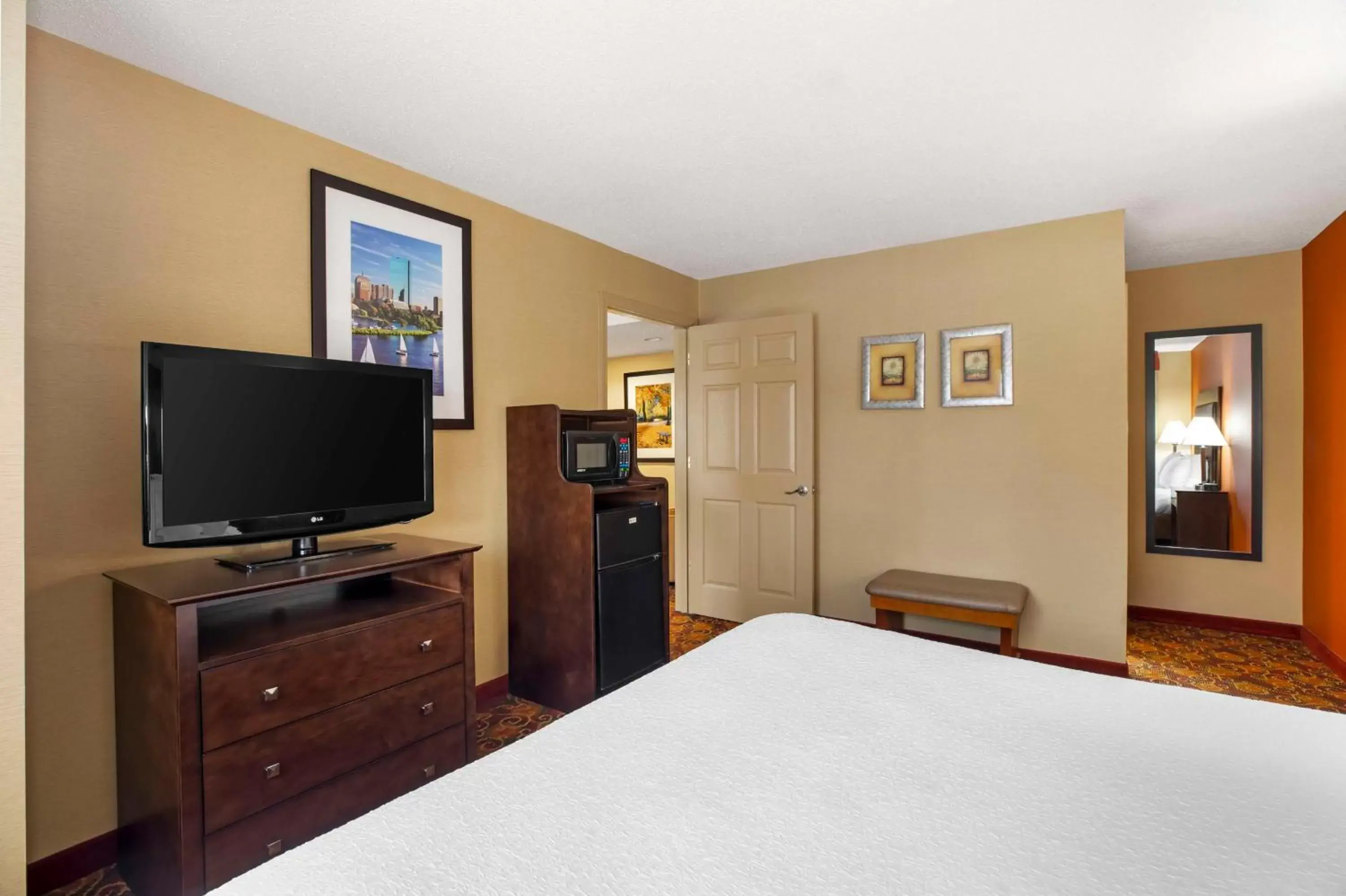 Bedroom, TV/Entertainment Center in Best Western Plus The Inn at Sharon/Foxboro