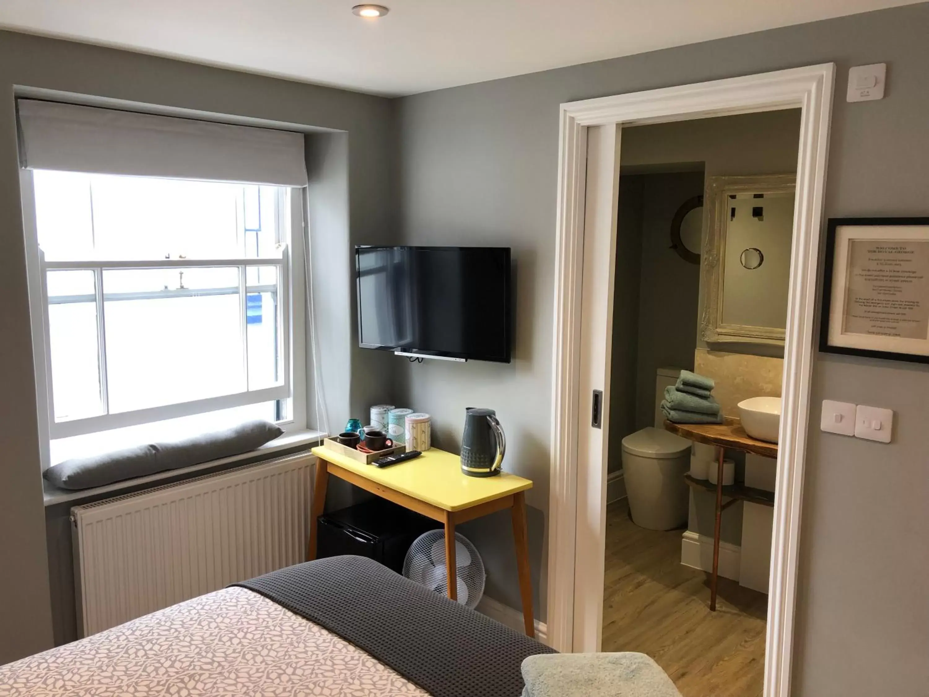 Bedroom, Bed in The Royal George Bedroom, Bed in The Royal George