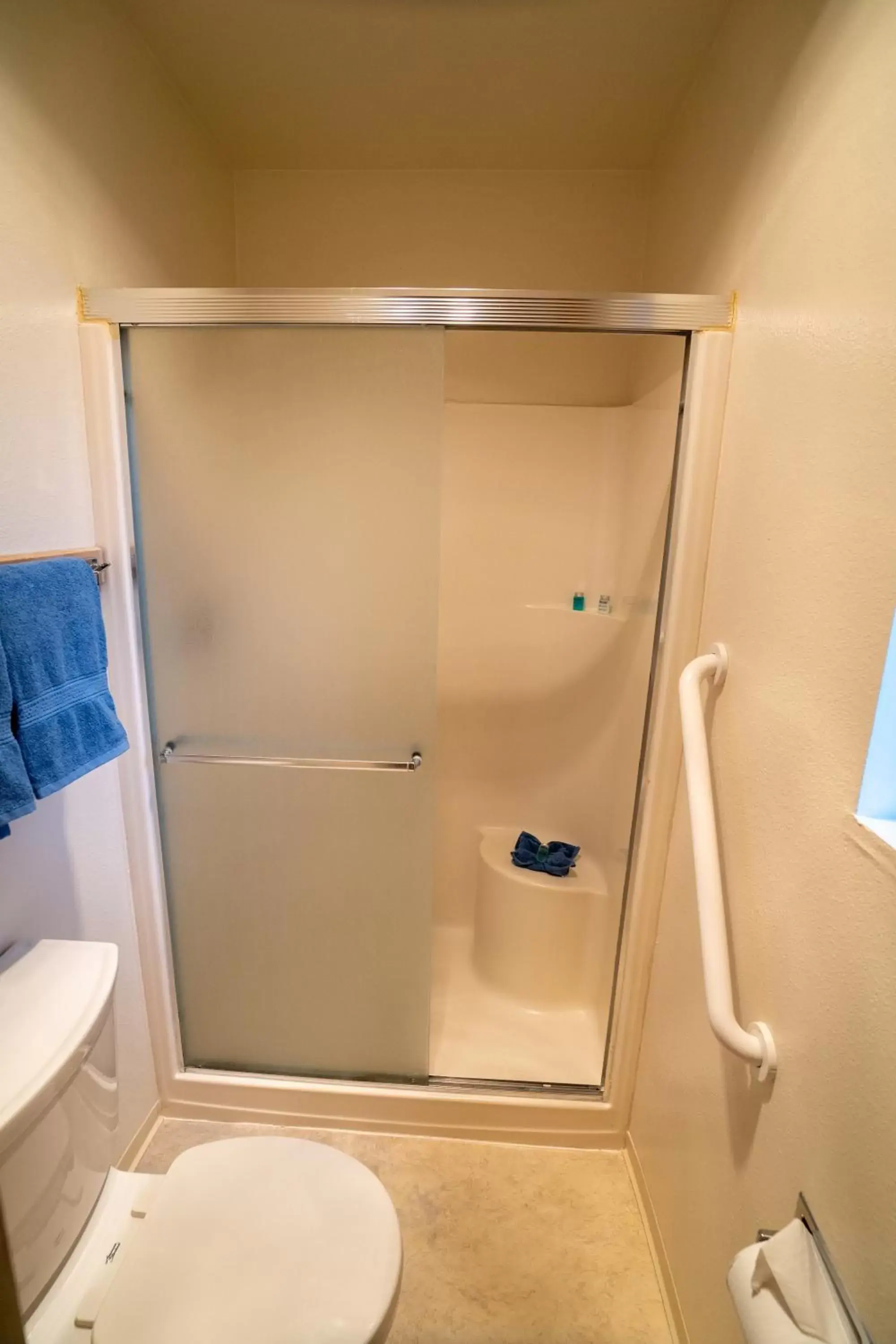 Shower, Bathroom in Surfcrest Resort