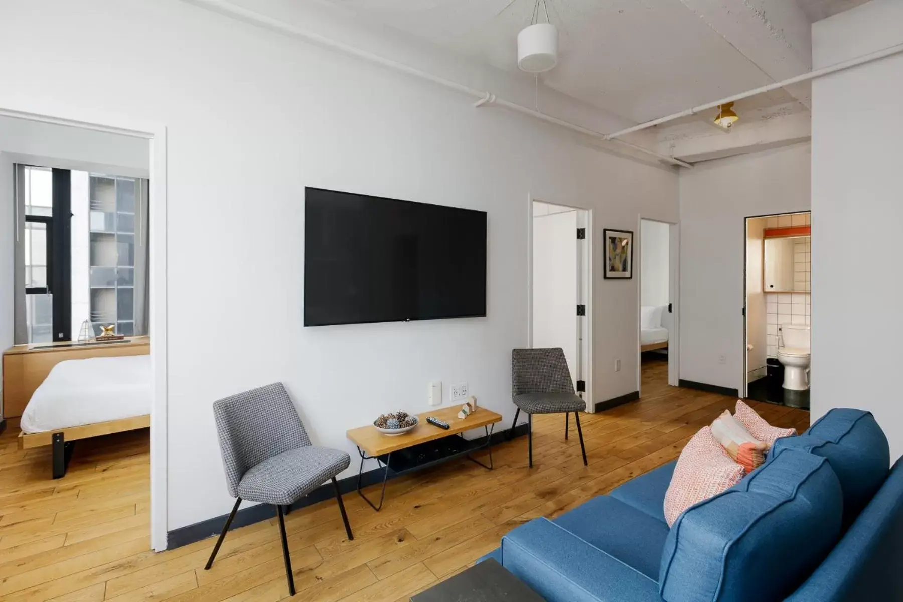 TV and multimedia, TV/Entertainment Center in Placemakr Wall Street