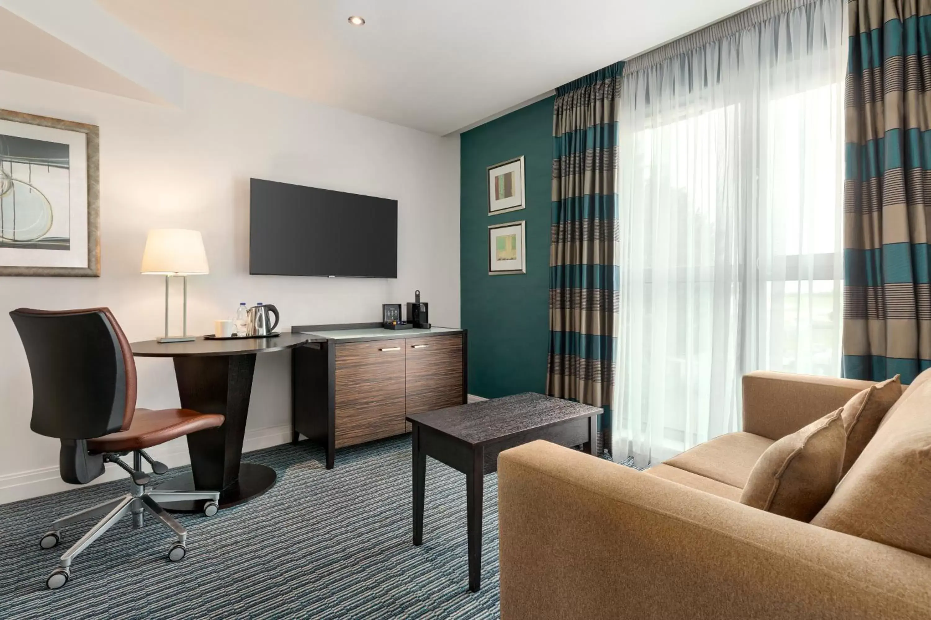 Communal lounge/ TV room, Seating Area in Holiday Inn Birmingham Airport - NEC, an IHG Hotel