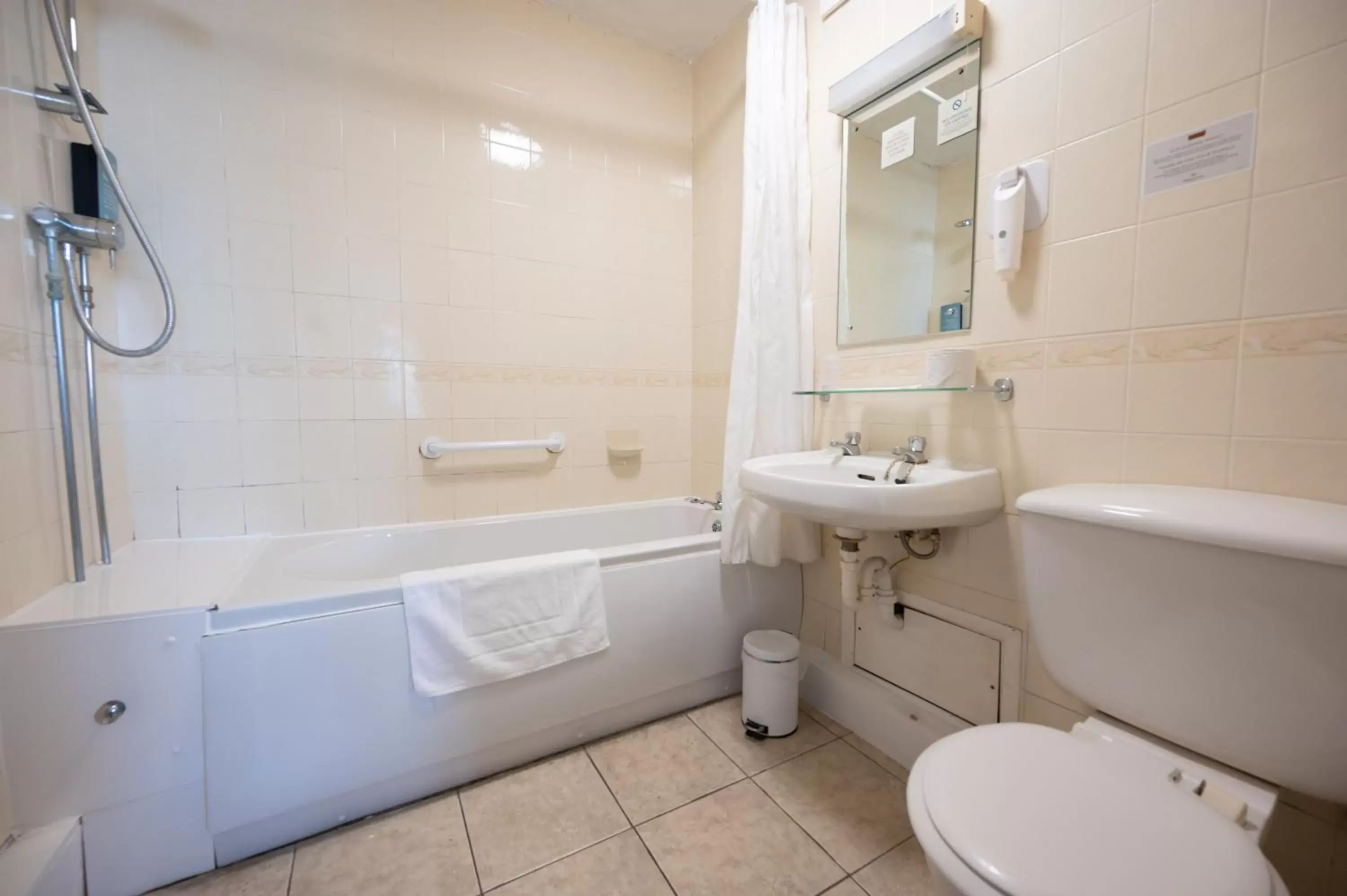 Bathroom in Wellow Hotel