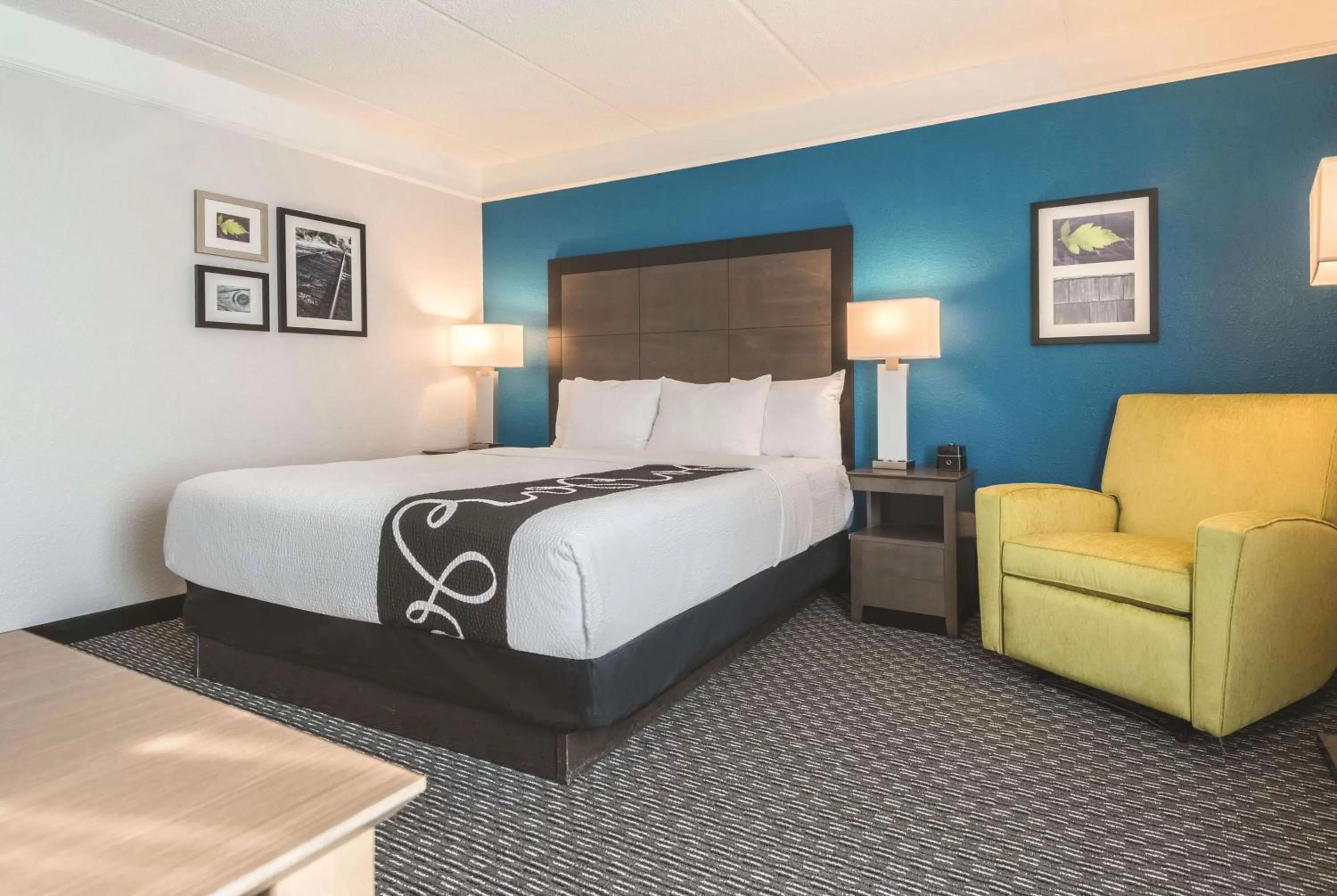 Photo of the whole room, Bed in La Quinta by Wyndham Orlando Lake Mary