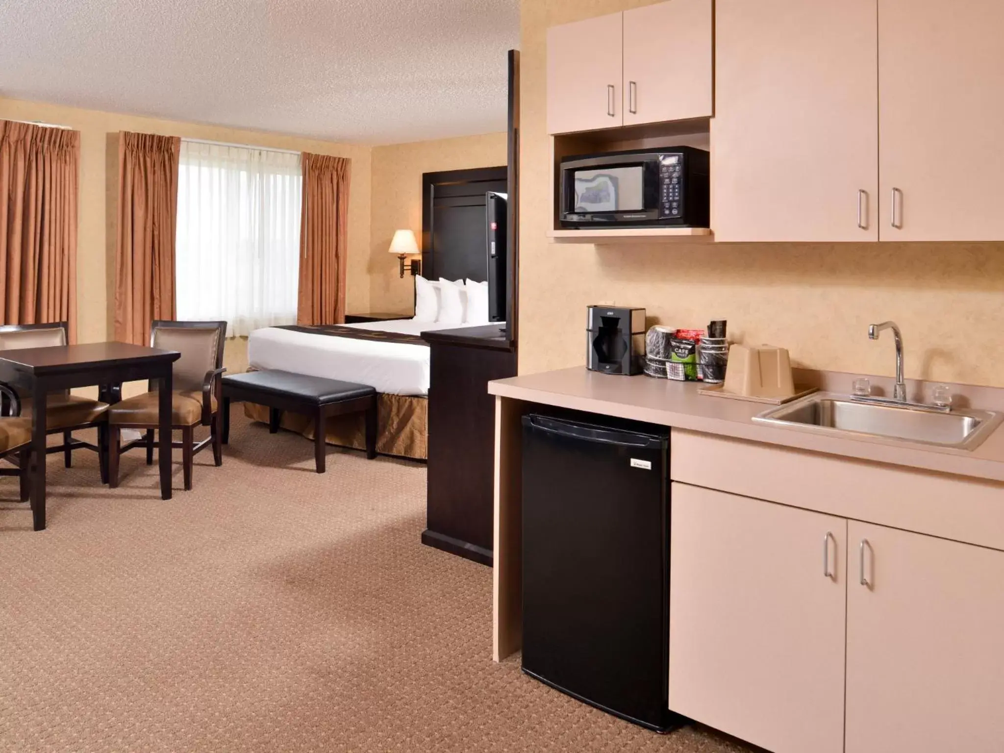 Photo of the whole room, Kitchen/Kitchenette in Kelly Inn Billings