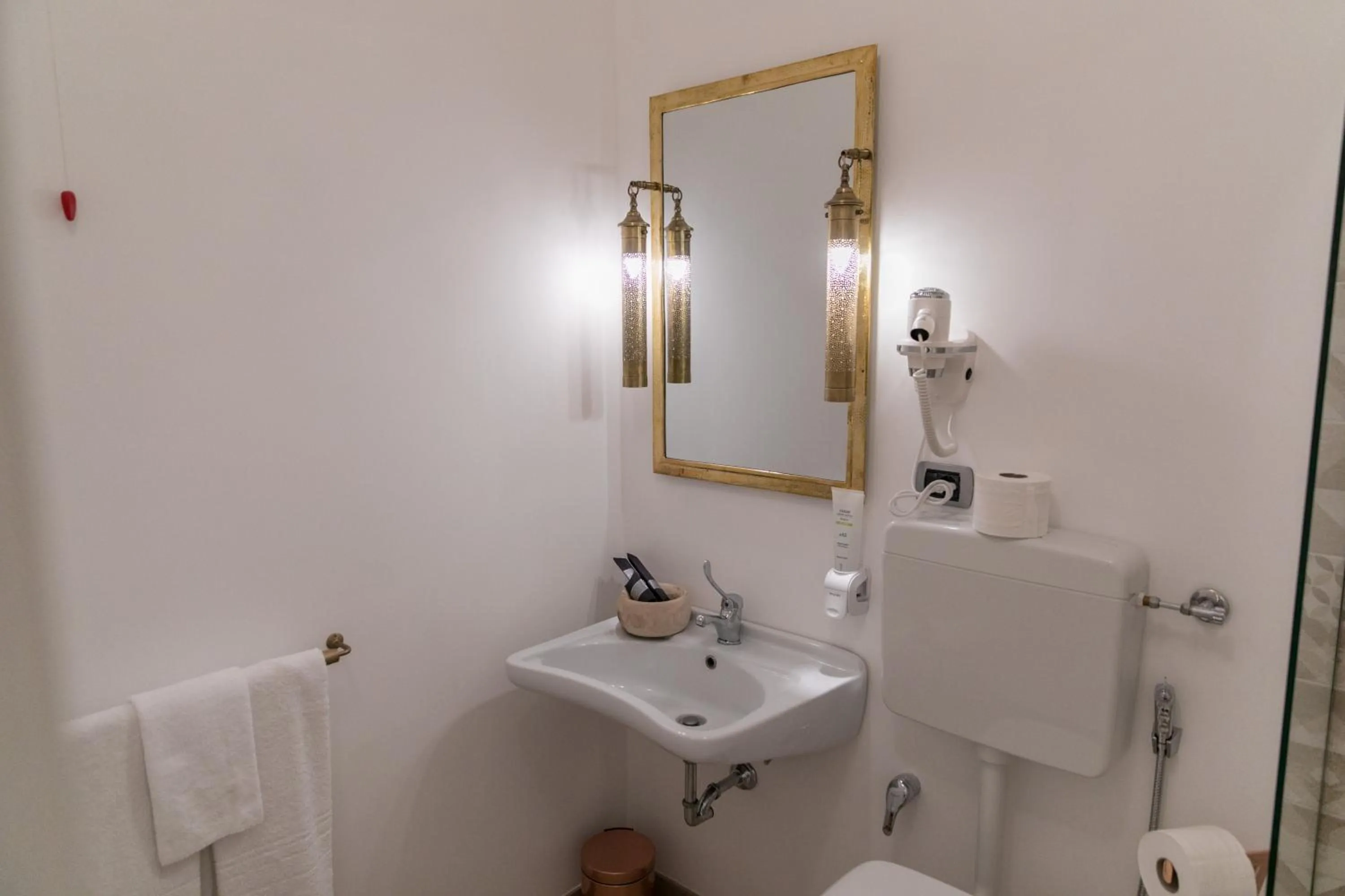 Bathroom in Love & Fama Hotel