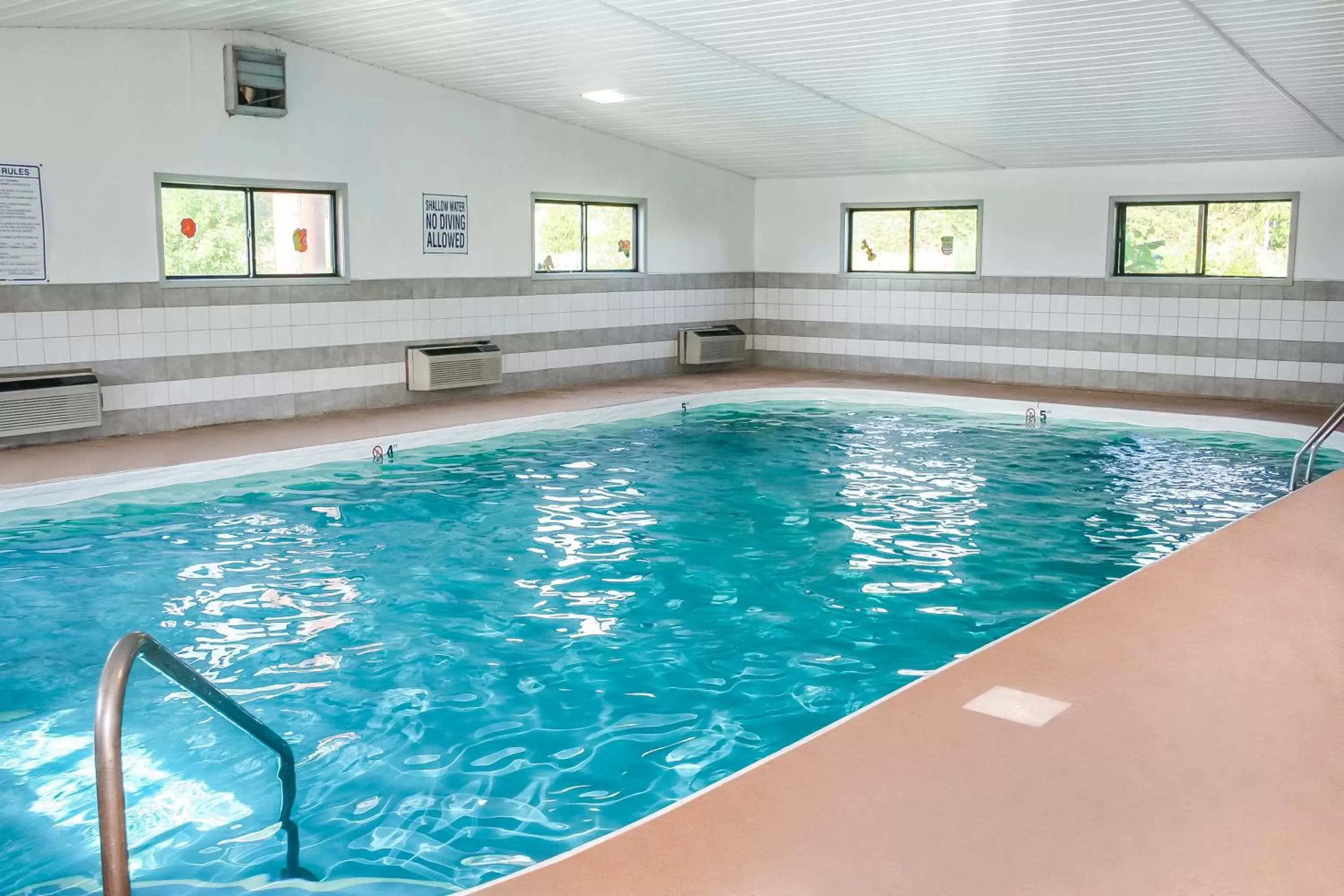 Swimming Pool in Hotel 7 Inn Vienna