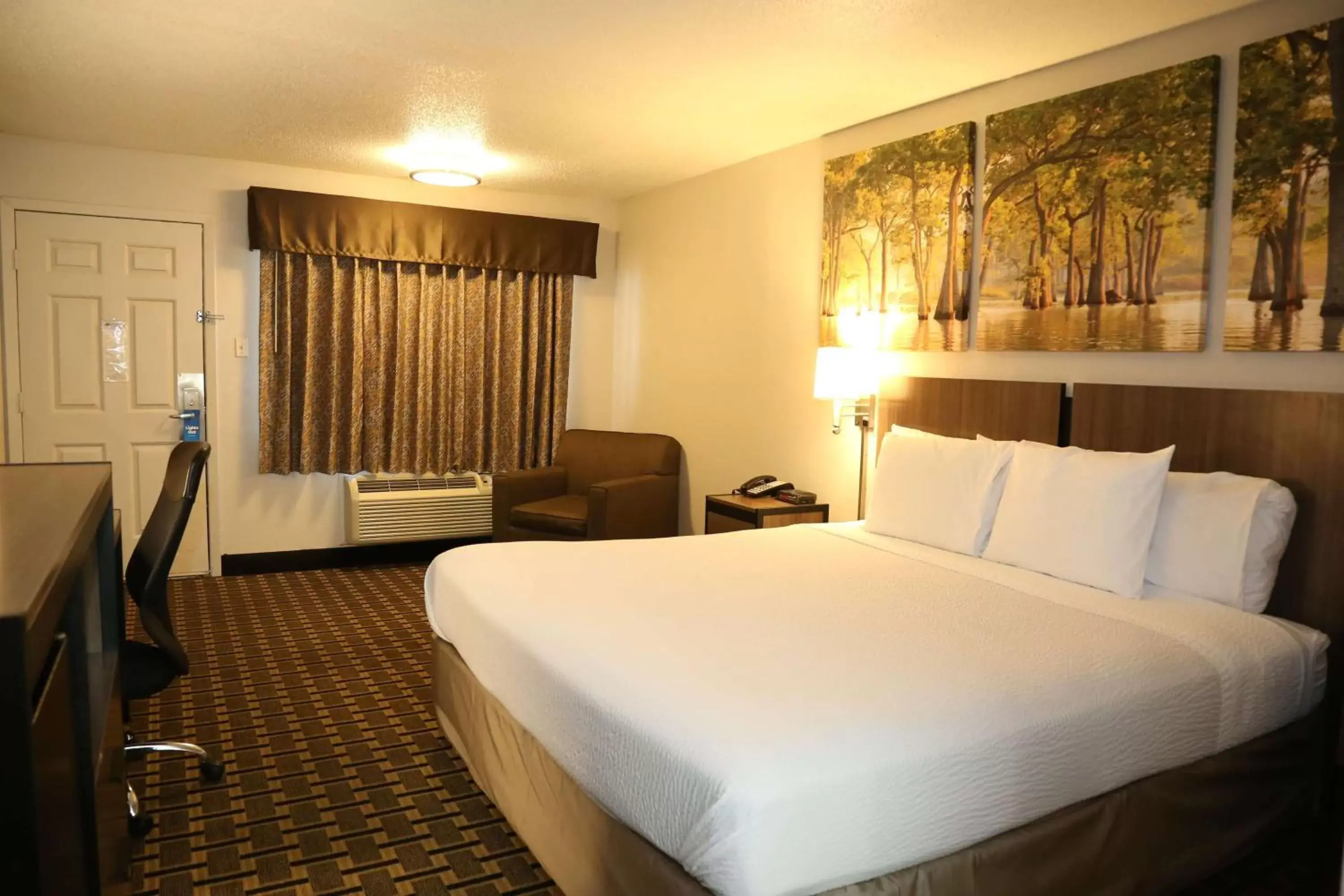 Photo of the whole room, Bed in Days Inn by Wyndham Monroe