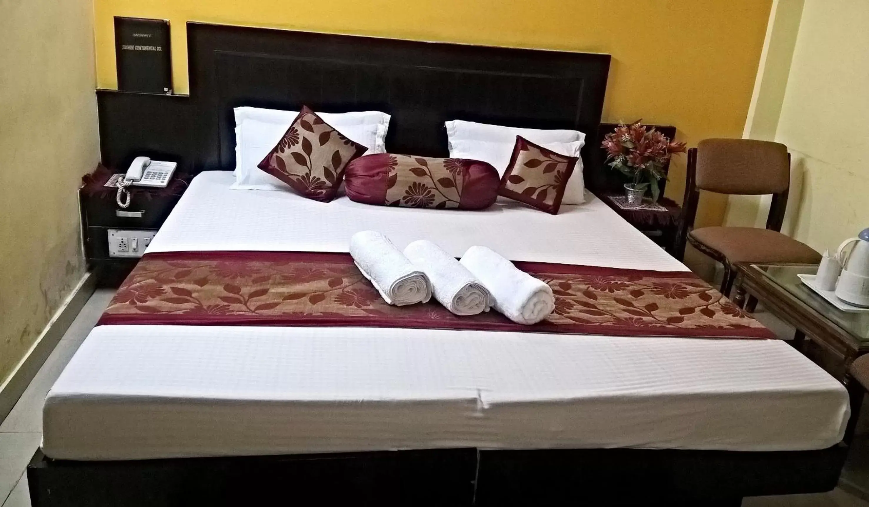 Bedroom, Bed in Hotel Su Shree Continental 5 Minutes Walk From New Delhi Railway Station