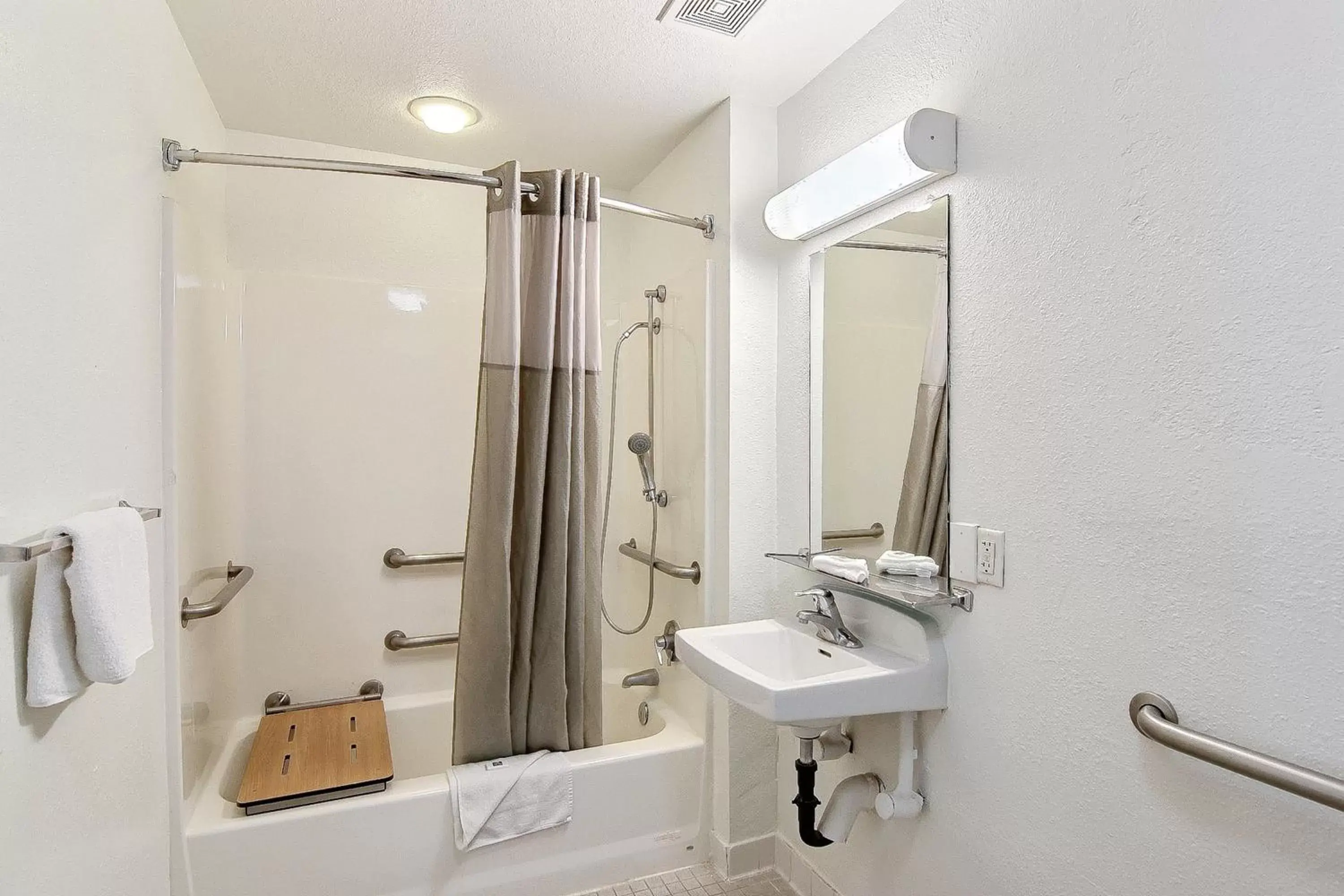 Shower, Bathroom in Motel 6-Ventura, CA - South