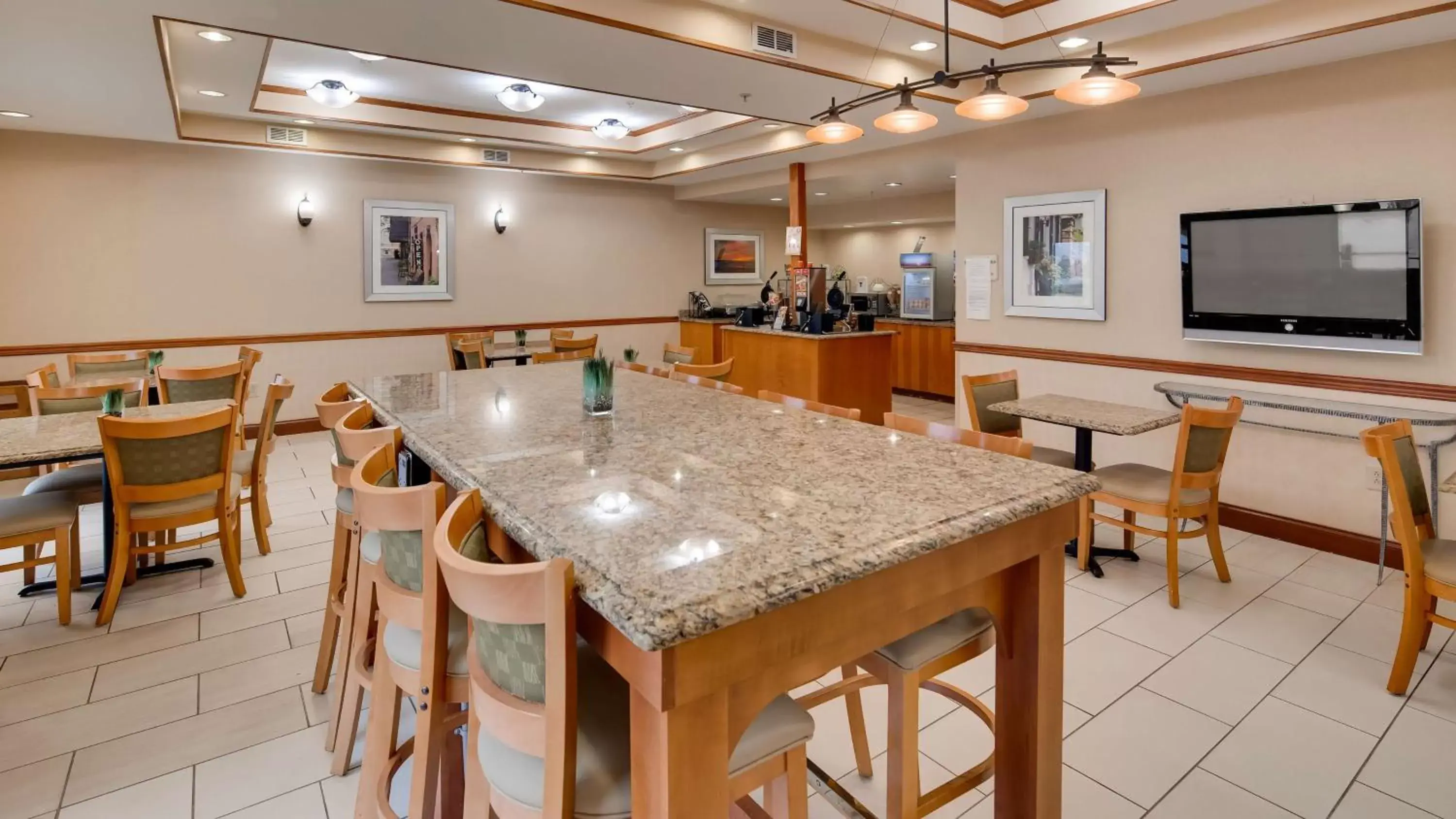 Restaurant/Places to Eat in Best Western Executive Inn - Latta