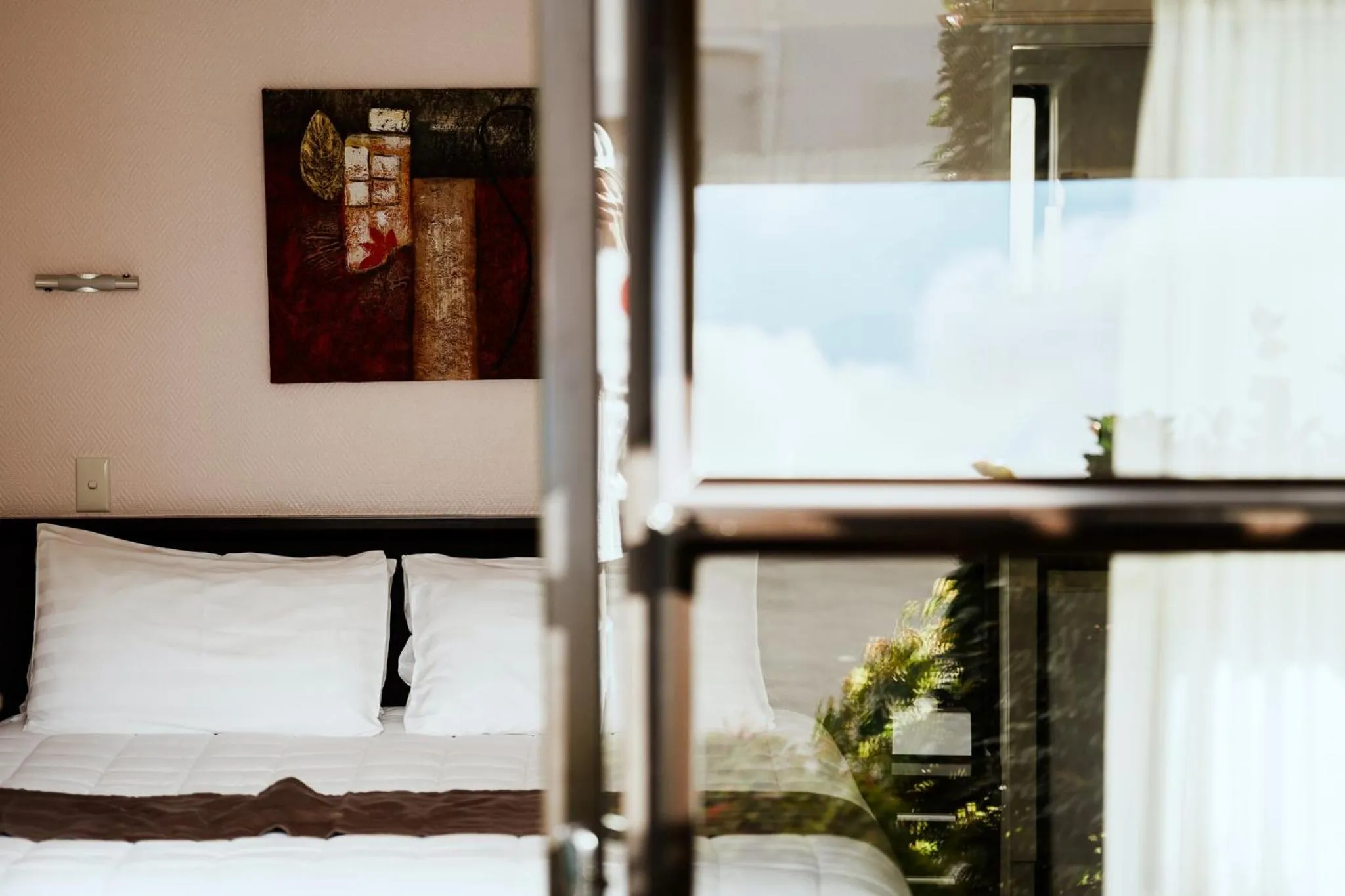 Bed in Tudor Court Motor Lodge