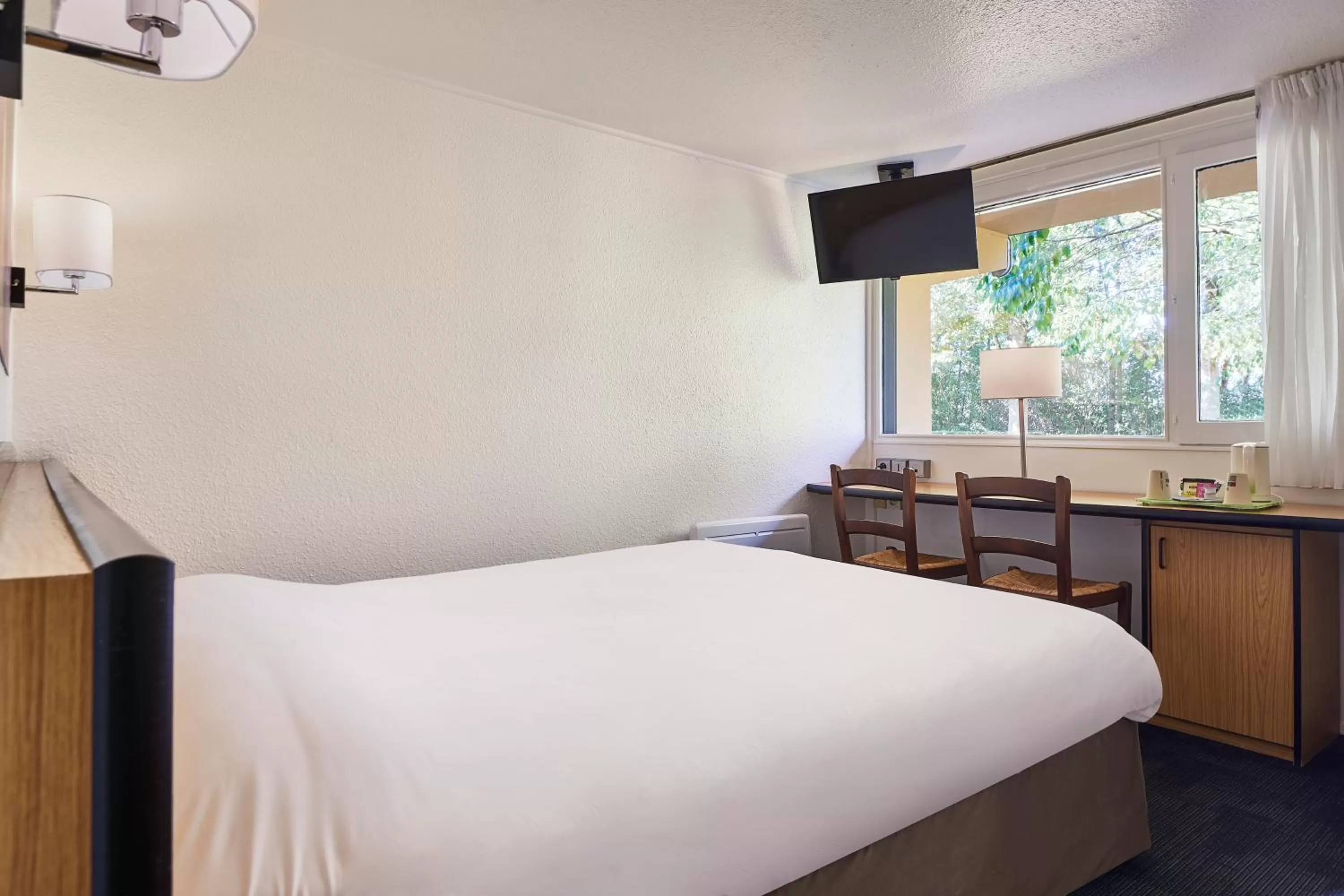 Photo of the whole room, Bed in Kyriad Caen Nord - Hérouville-Saint-Clair