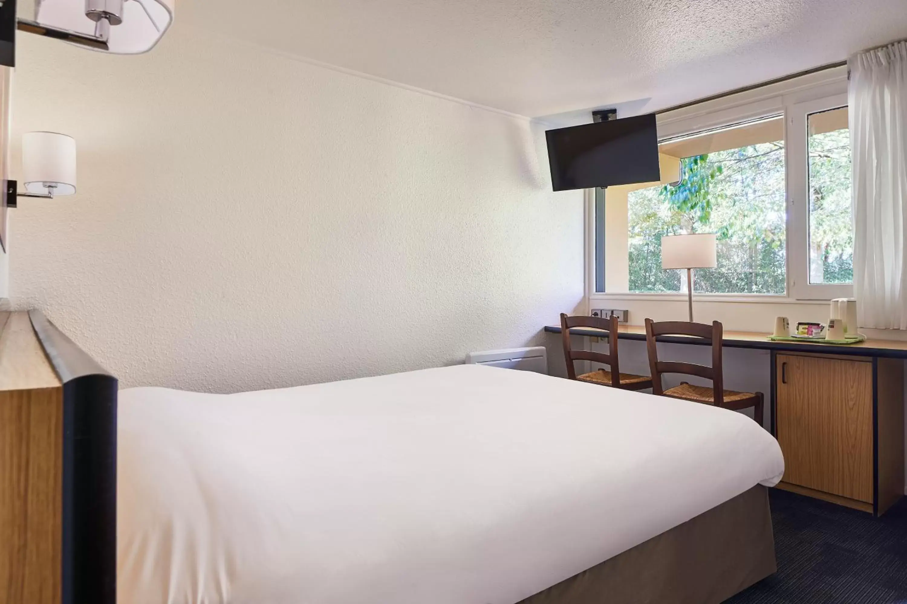 Photo of the whole room, Bed in Kyriad Caen Nord - Hérouville-Saint-Clair Photo of the whole room, Bed in Kyriad Caen Nord - Hérouville-Saint-Clair