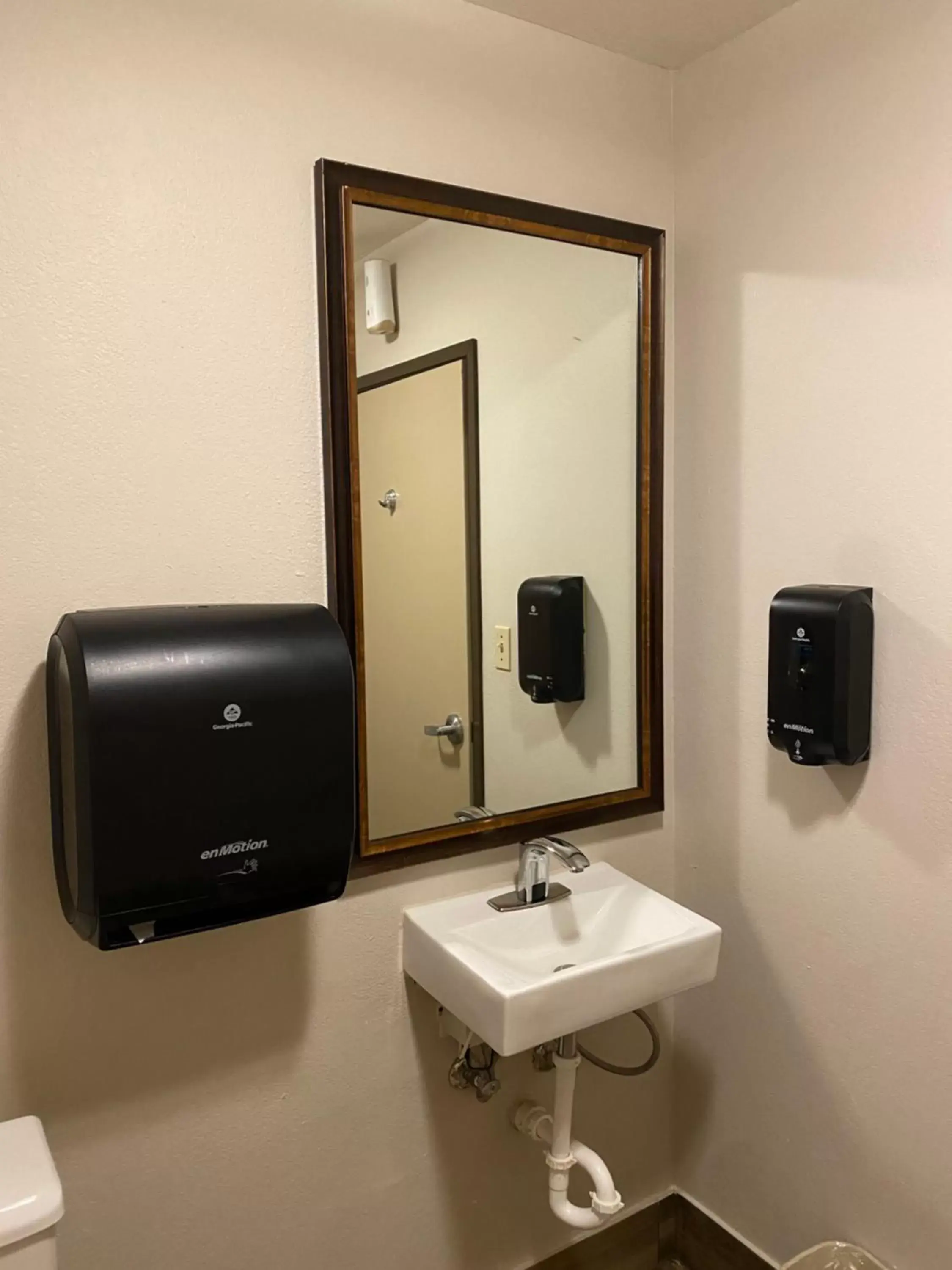 Bathroom in Super 8 by Wyndham Independence