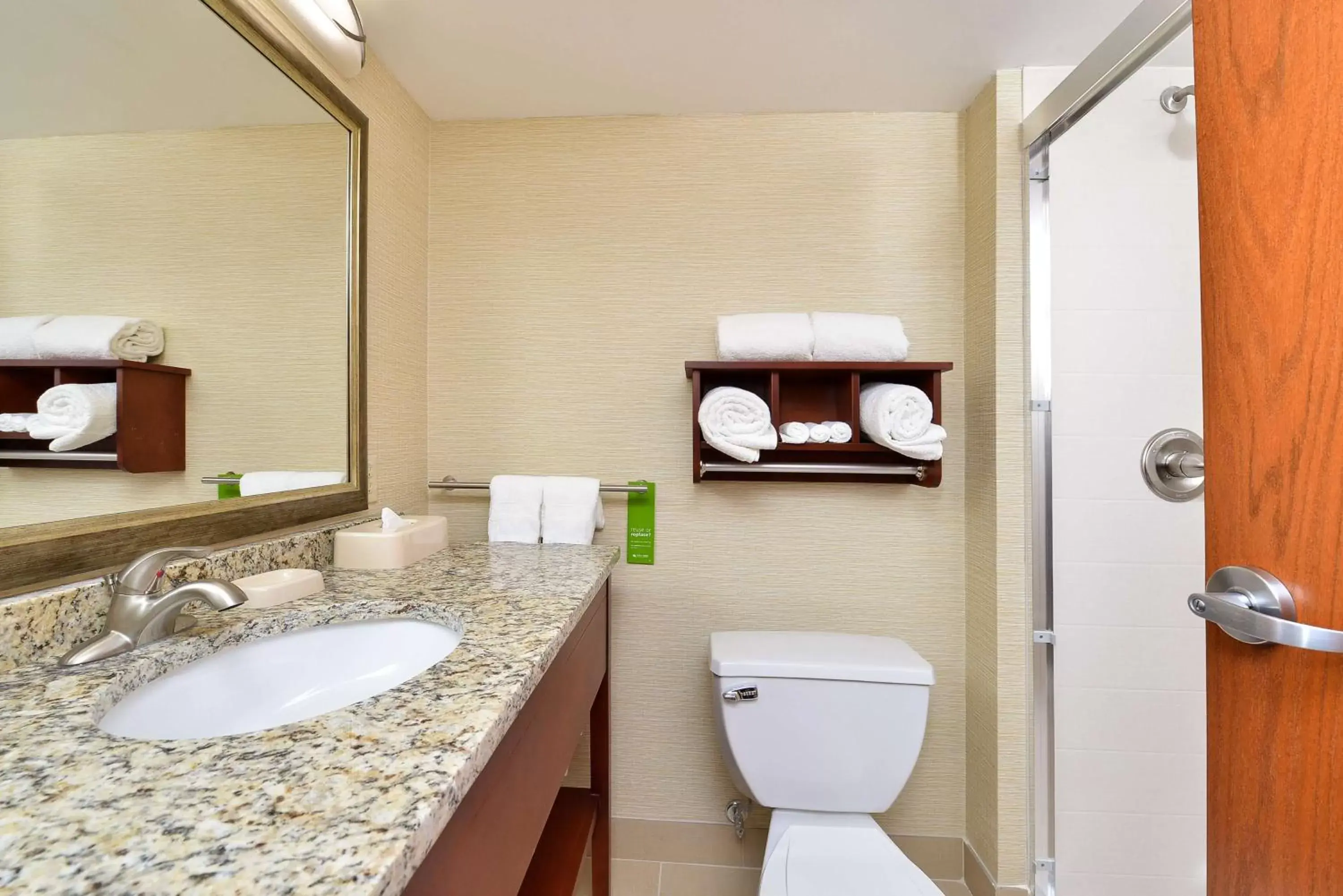 Bed, Bathroom in Hampton Inn Detroit/Auburn Hills South