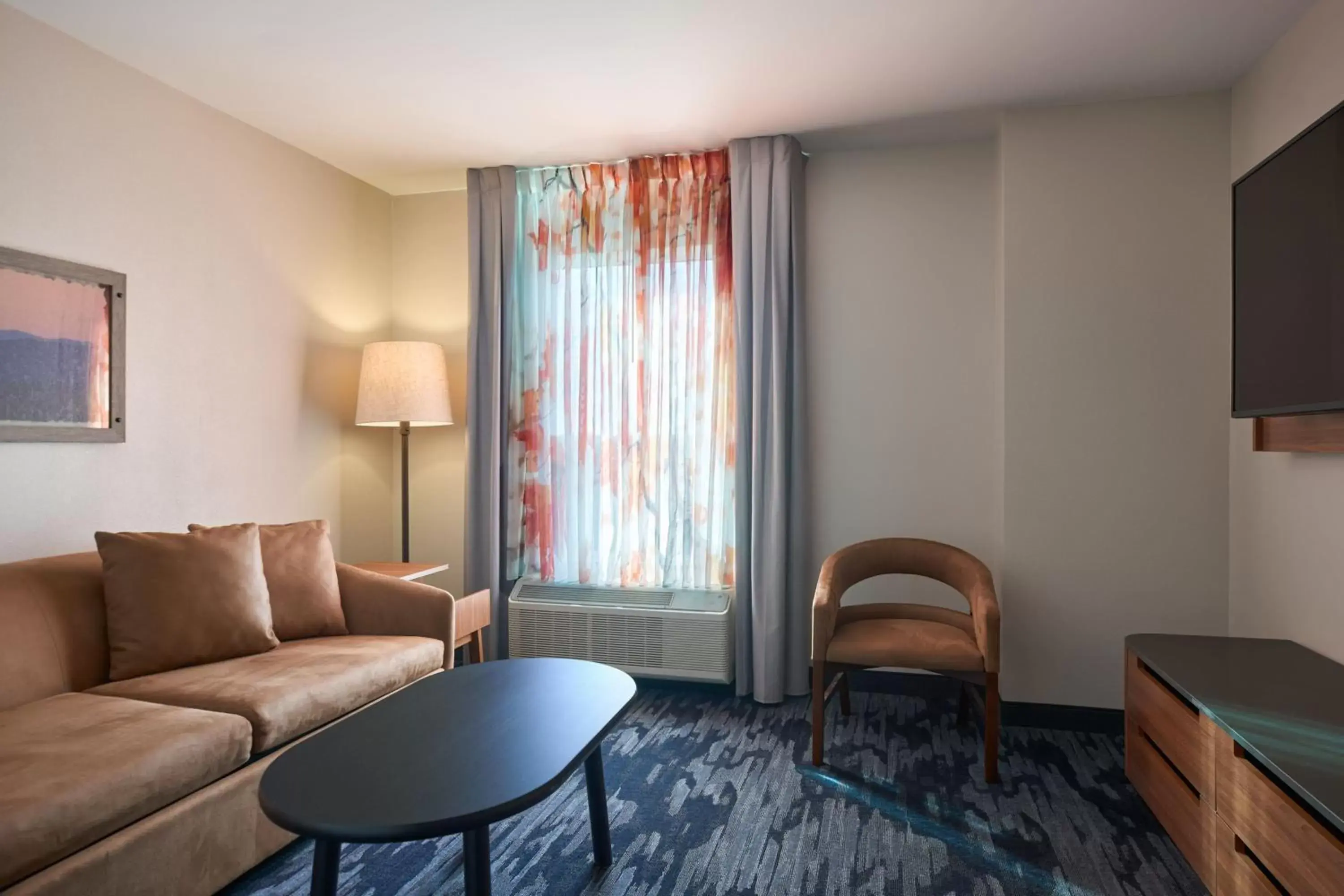 Bedroom, Seating Area in Fairfield Inn and Suites by Marriott Winchester