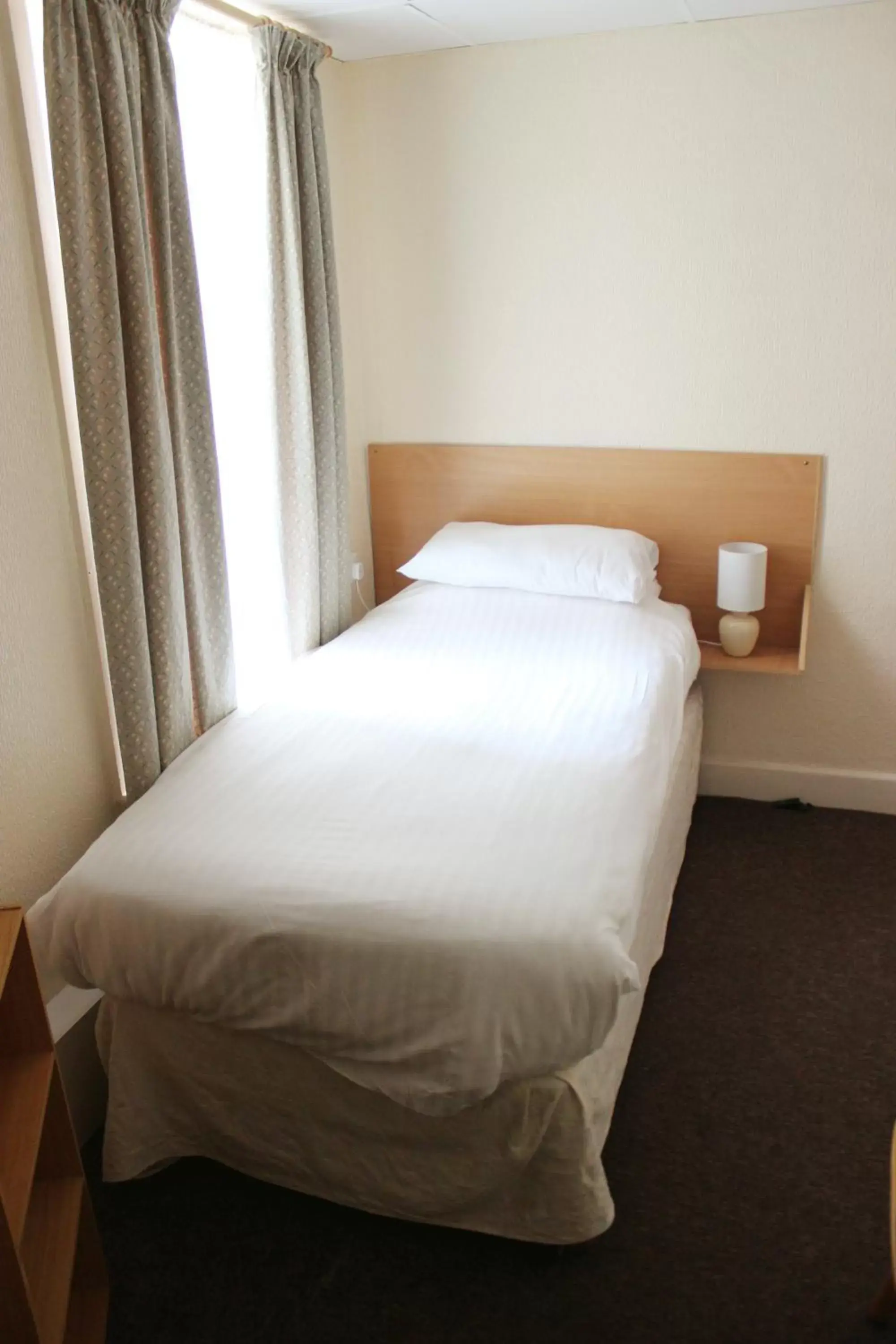 Bedroom, Bed in The Colwyn Hotel - near Pleasure Beach