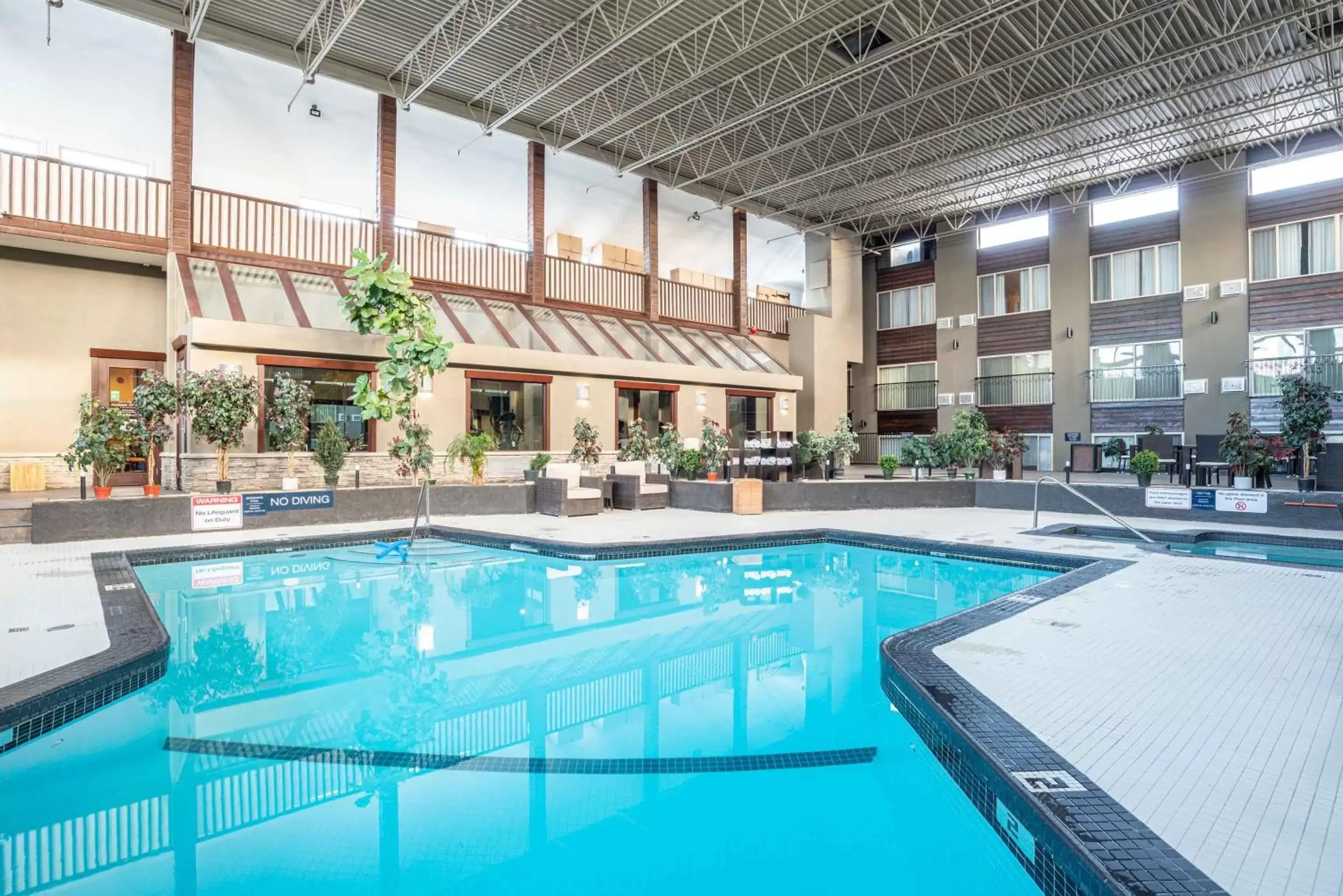 Swimming pool in Sandman Hotel Edmonton West