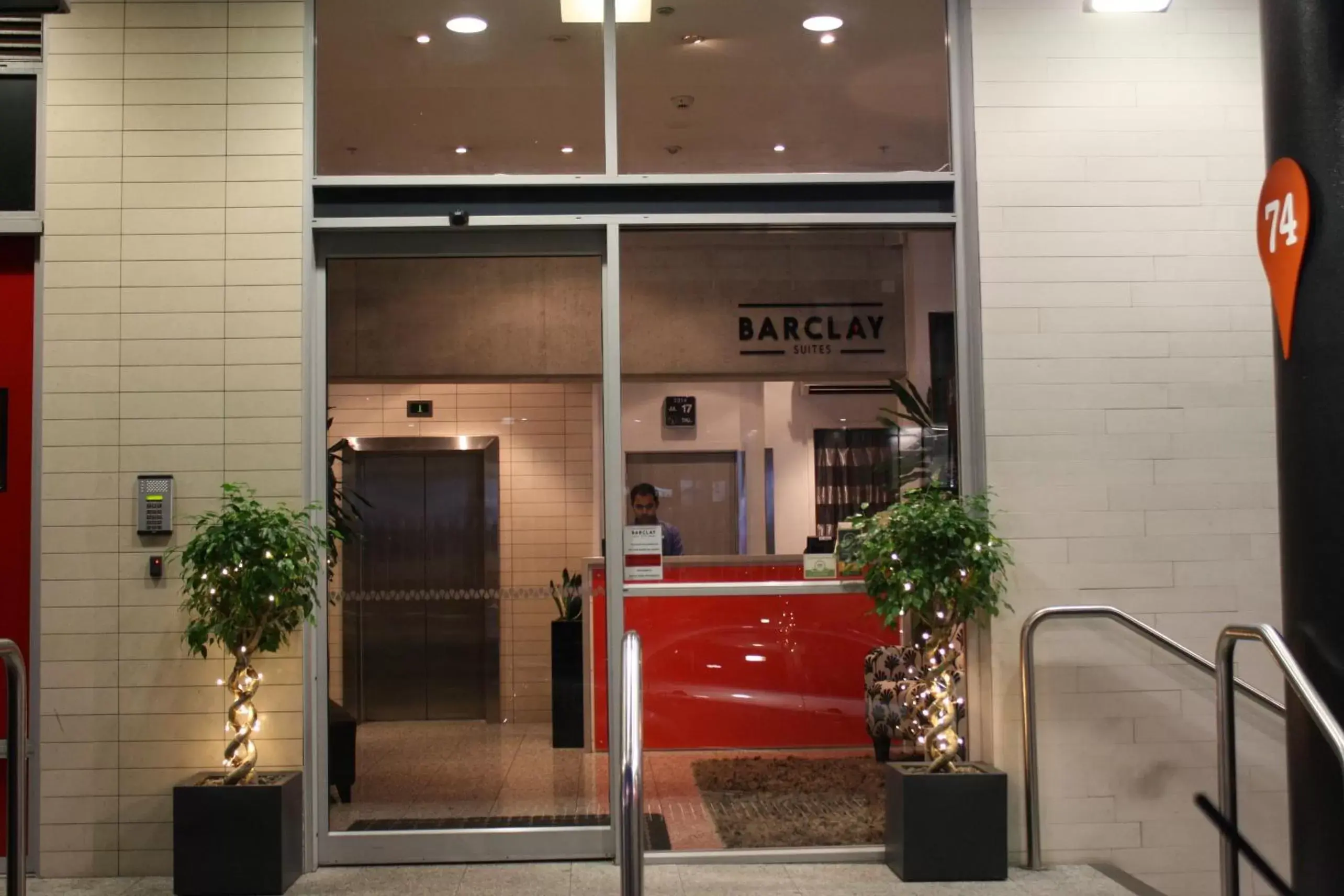 Facade/entrance in Barclay Suites