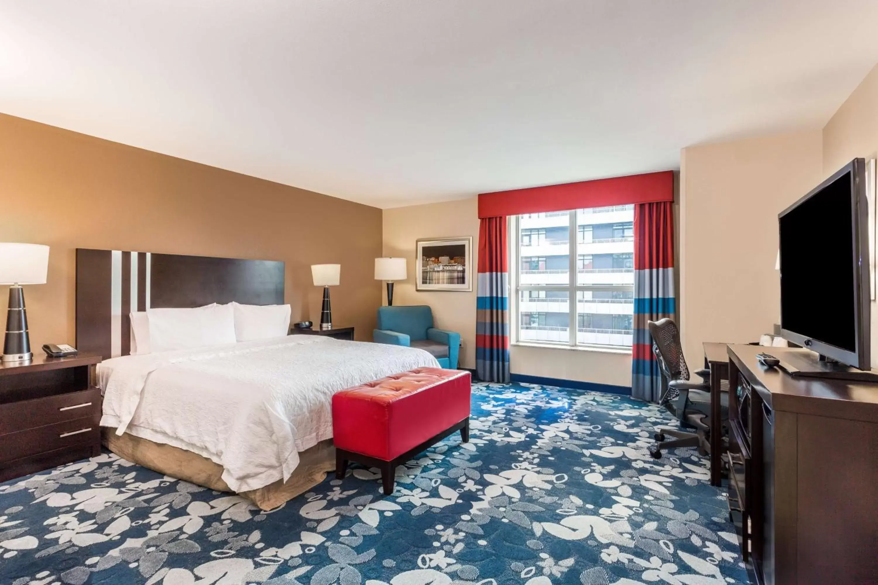 Bedroom, Bed in Hampton Inn & Suites Madison Downtown