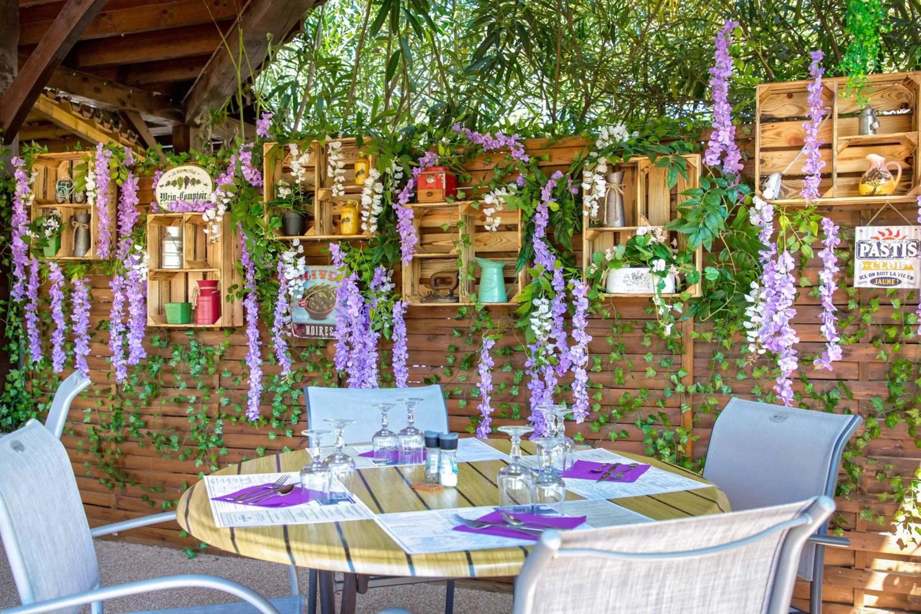 Restaurant/Places to Eat in Les Pins Blancs en Provence