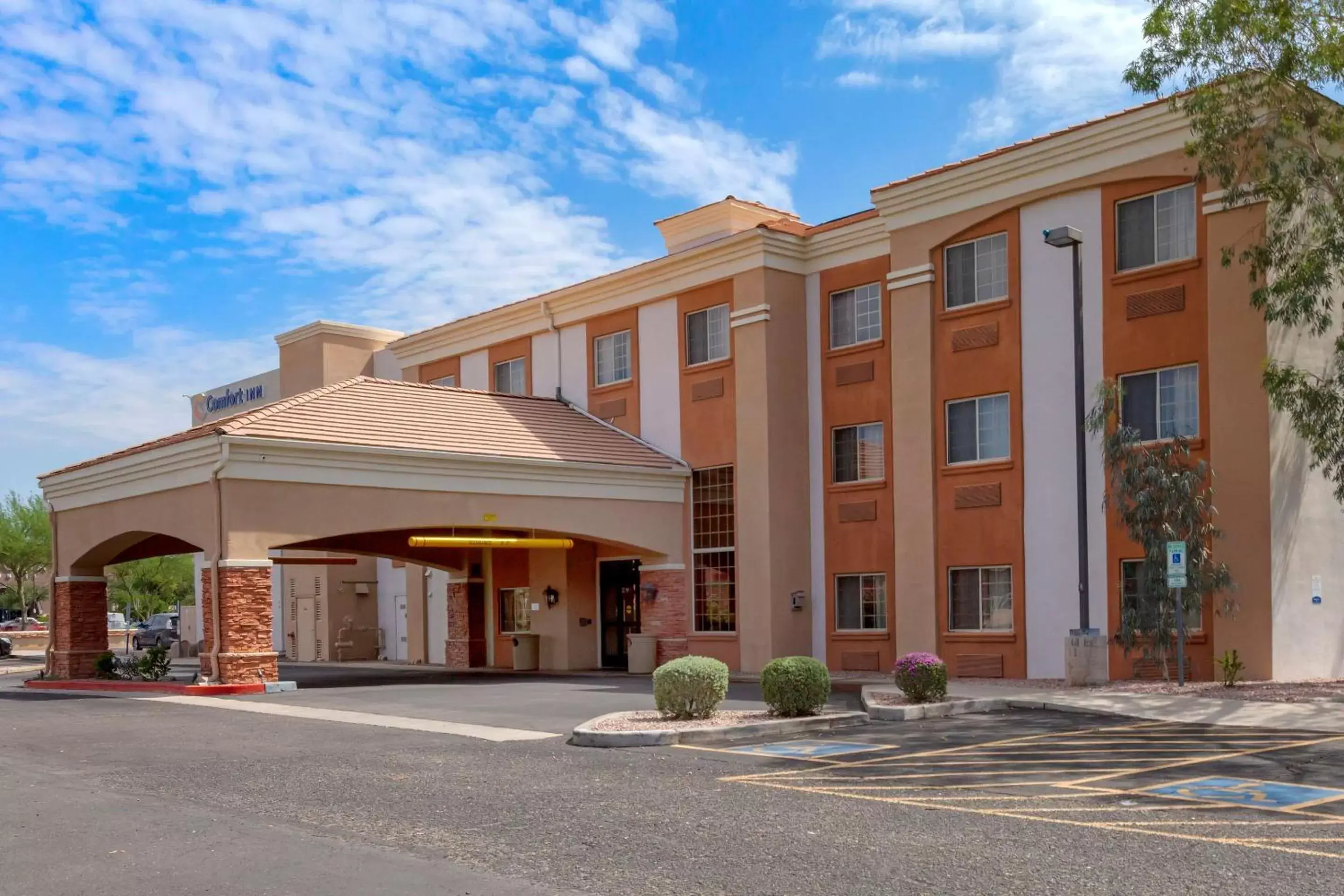 Property Building in Comfort Inn & Suites North Glendale and Peoria