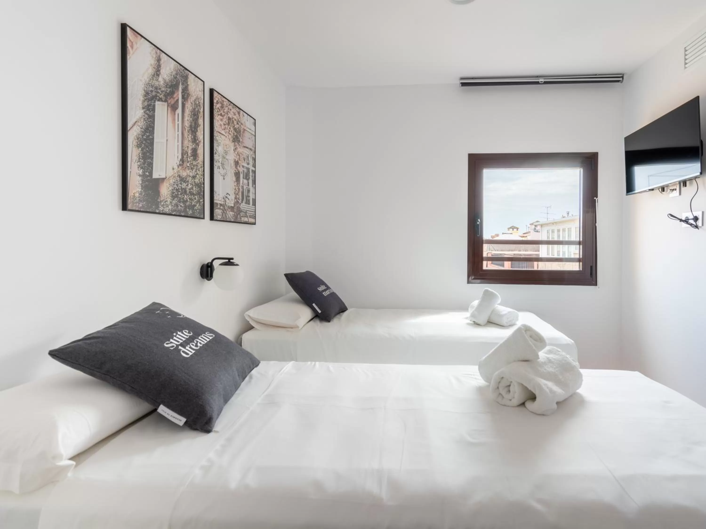 Bed in Limehome Barcelona Carrer de Fontcoberta - Digital Access